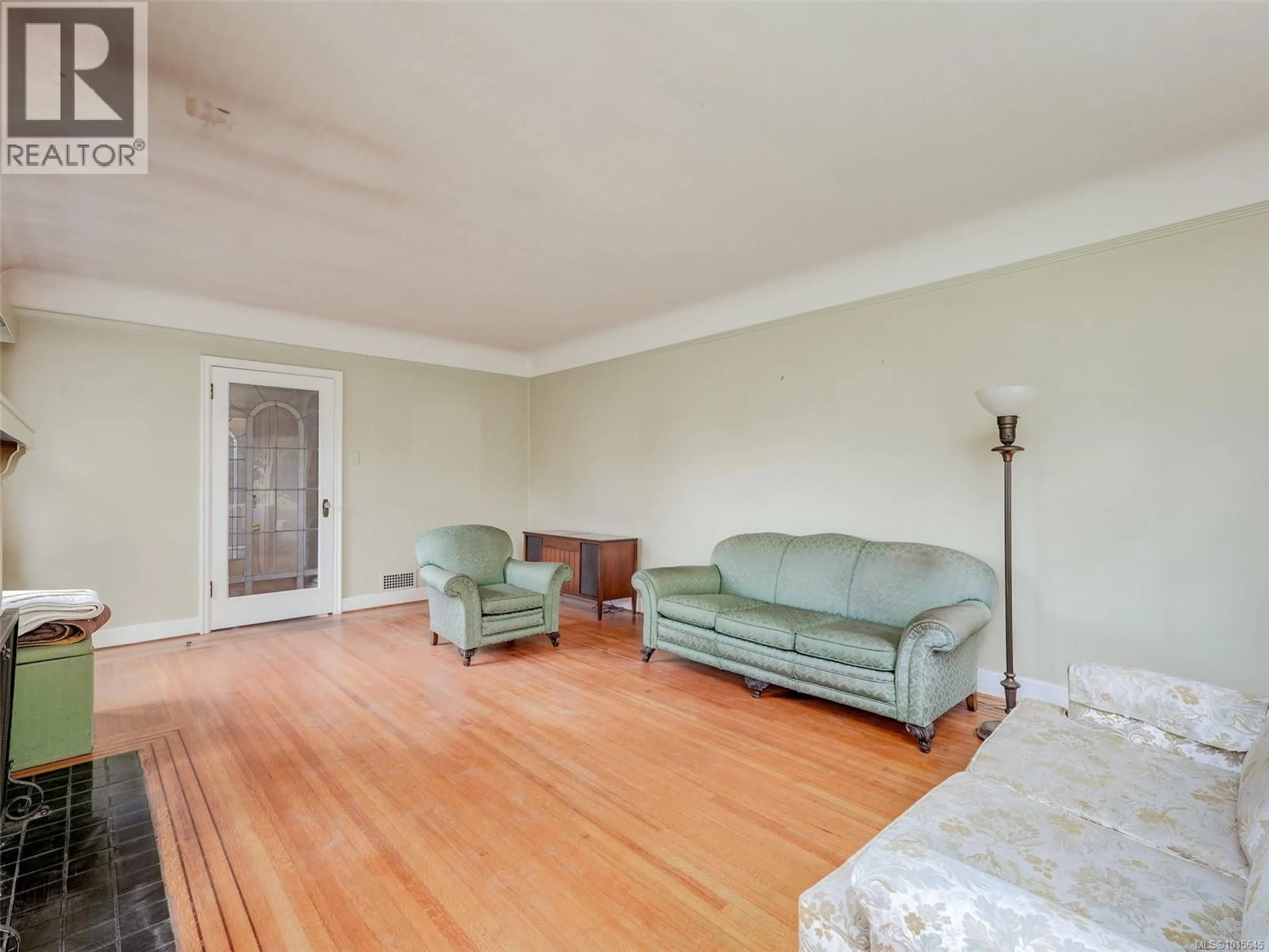 Living room with furniture, unknown for 655 LINKLEAS AVENUE, Oak Bay British Columbia V8S5C2