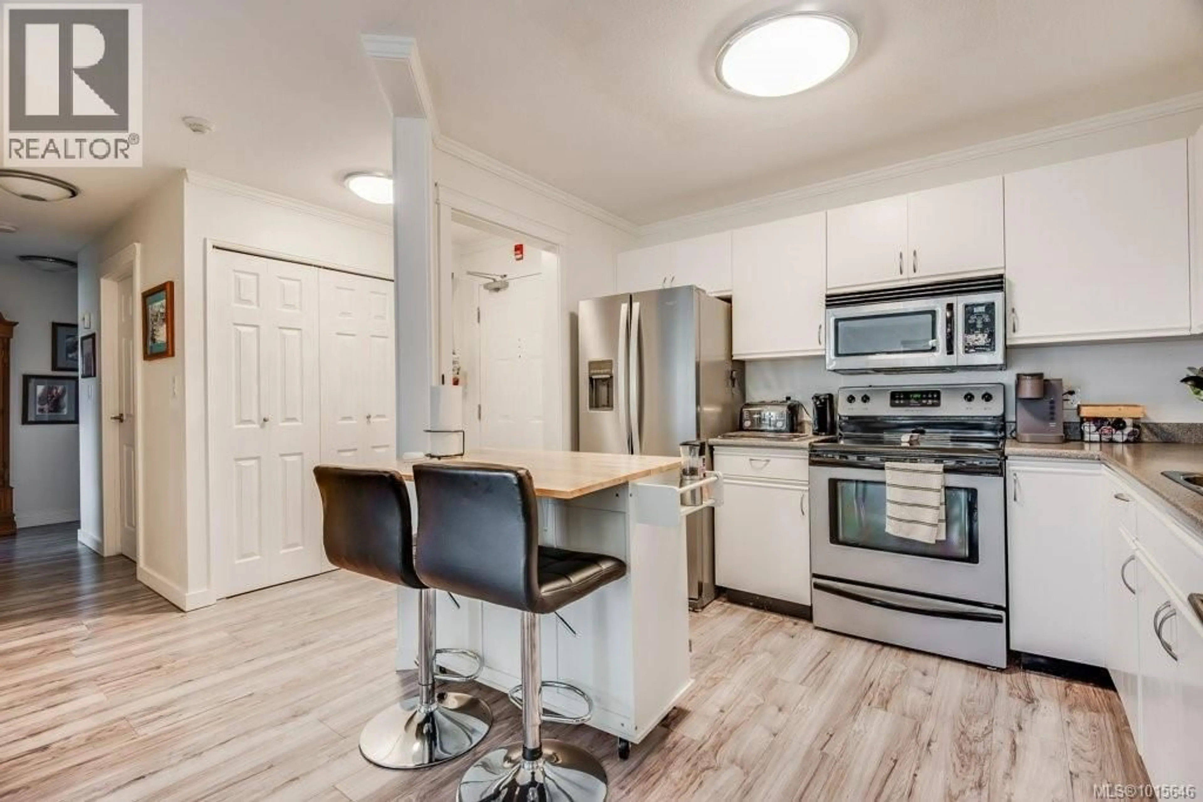Standard kitchen, unknown for 216 - 390 ISLAND HIGHWAY SOUTH, Campbell River British Columbia V9W1A5
