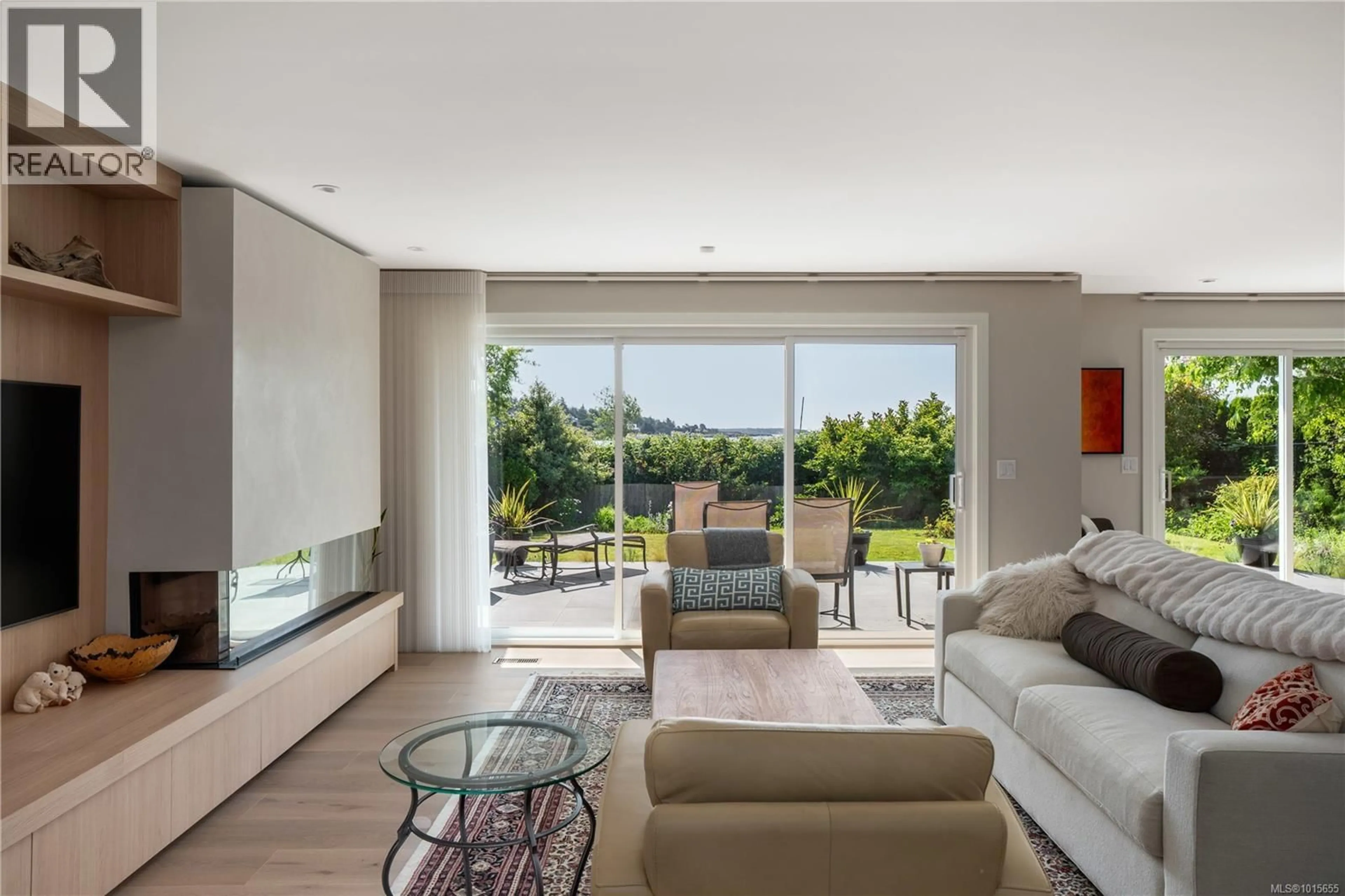 Living room with furniture, unknown for 3819 BEACHVIEW PLACE, Saanich British Columbia V8P5N8