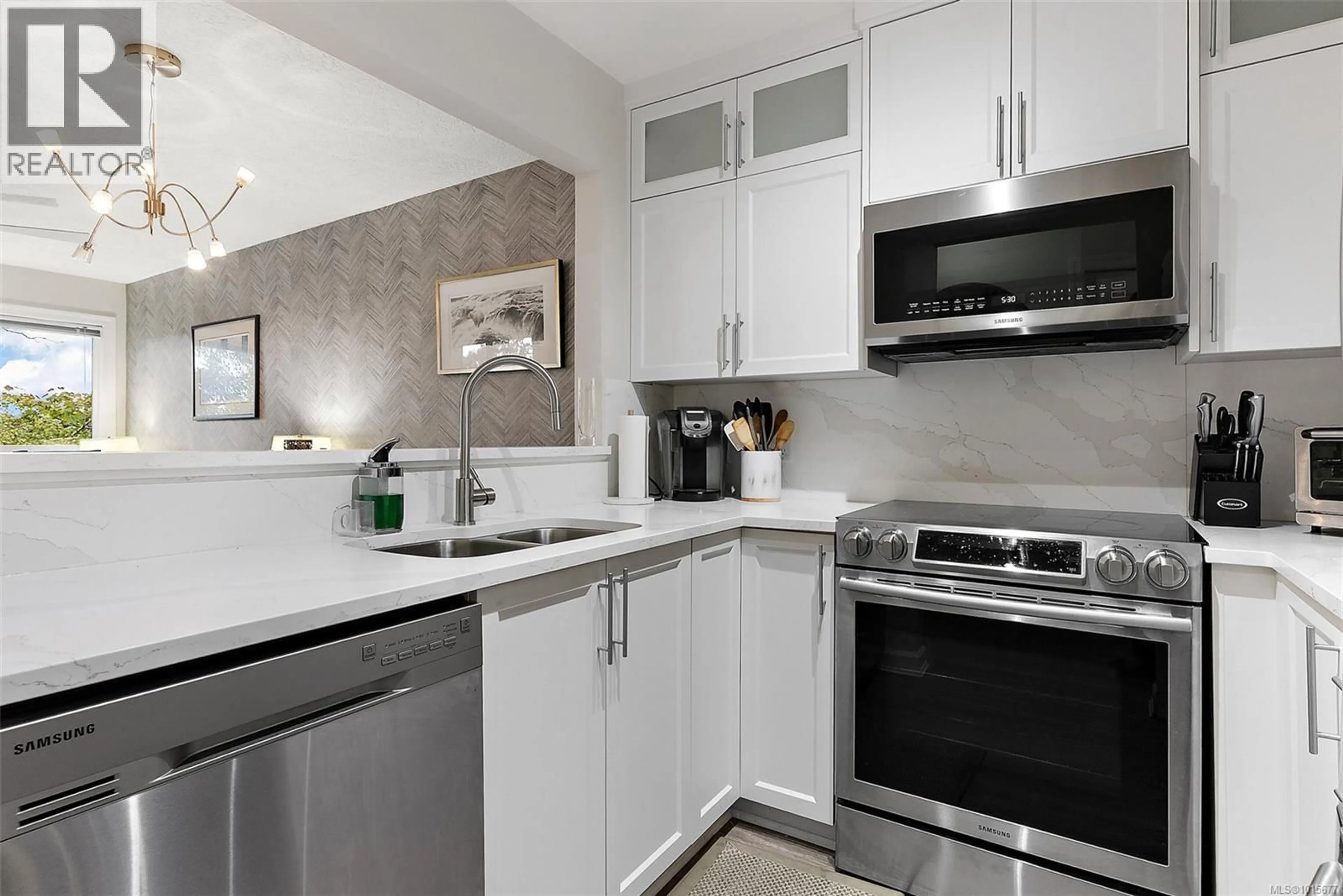 Standard kitchen, unknown for 325 - 2245 JAMES WHITE BOULEVARD, Sidney British Columbia V8L1Z5