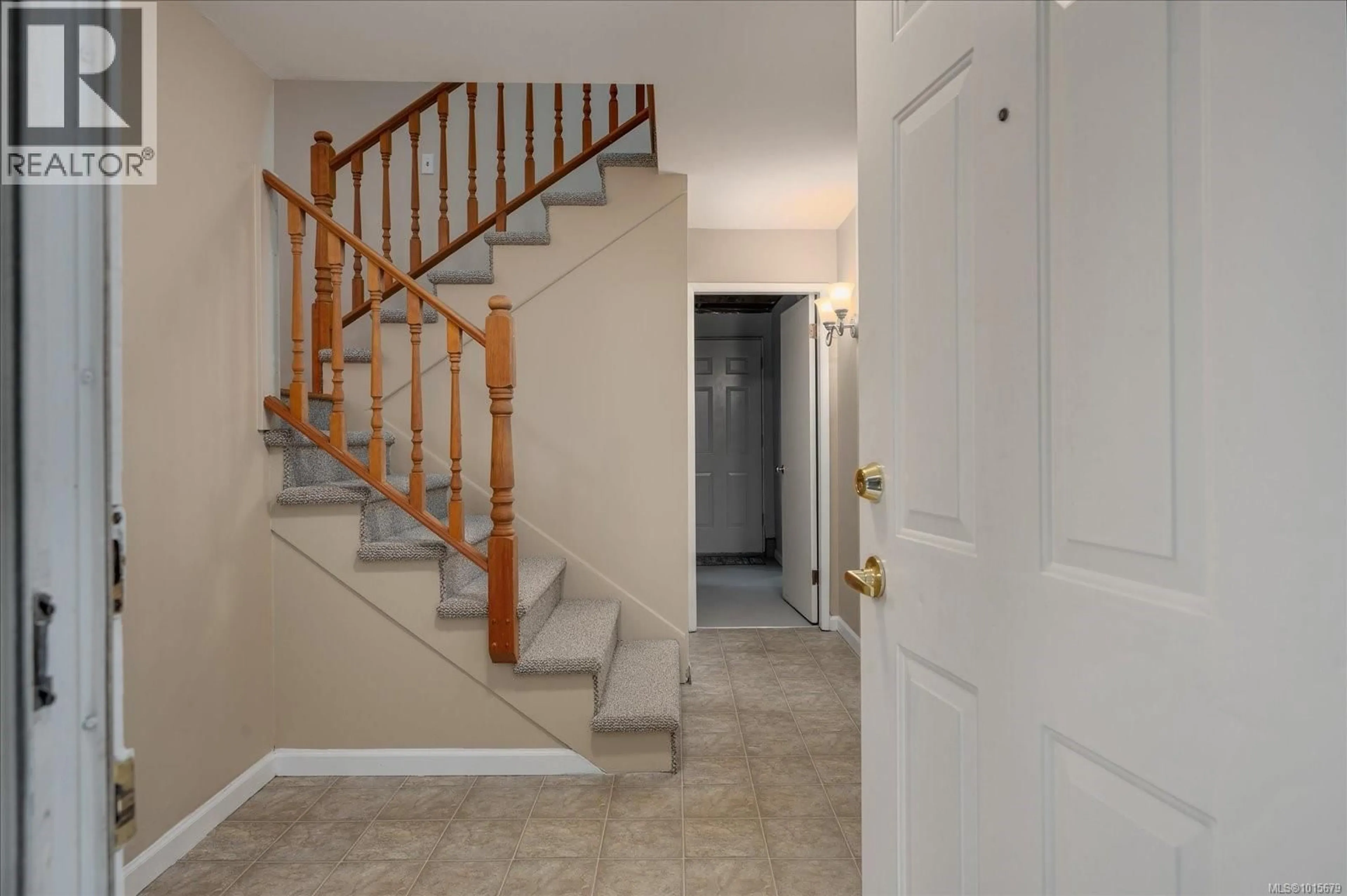 Indoor foyer for 2385 MARLBOROUGH DRIVE, Nanaimo British Columbia V9S3J3
