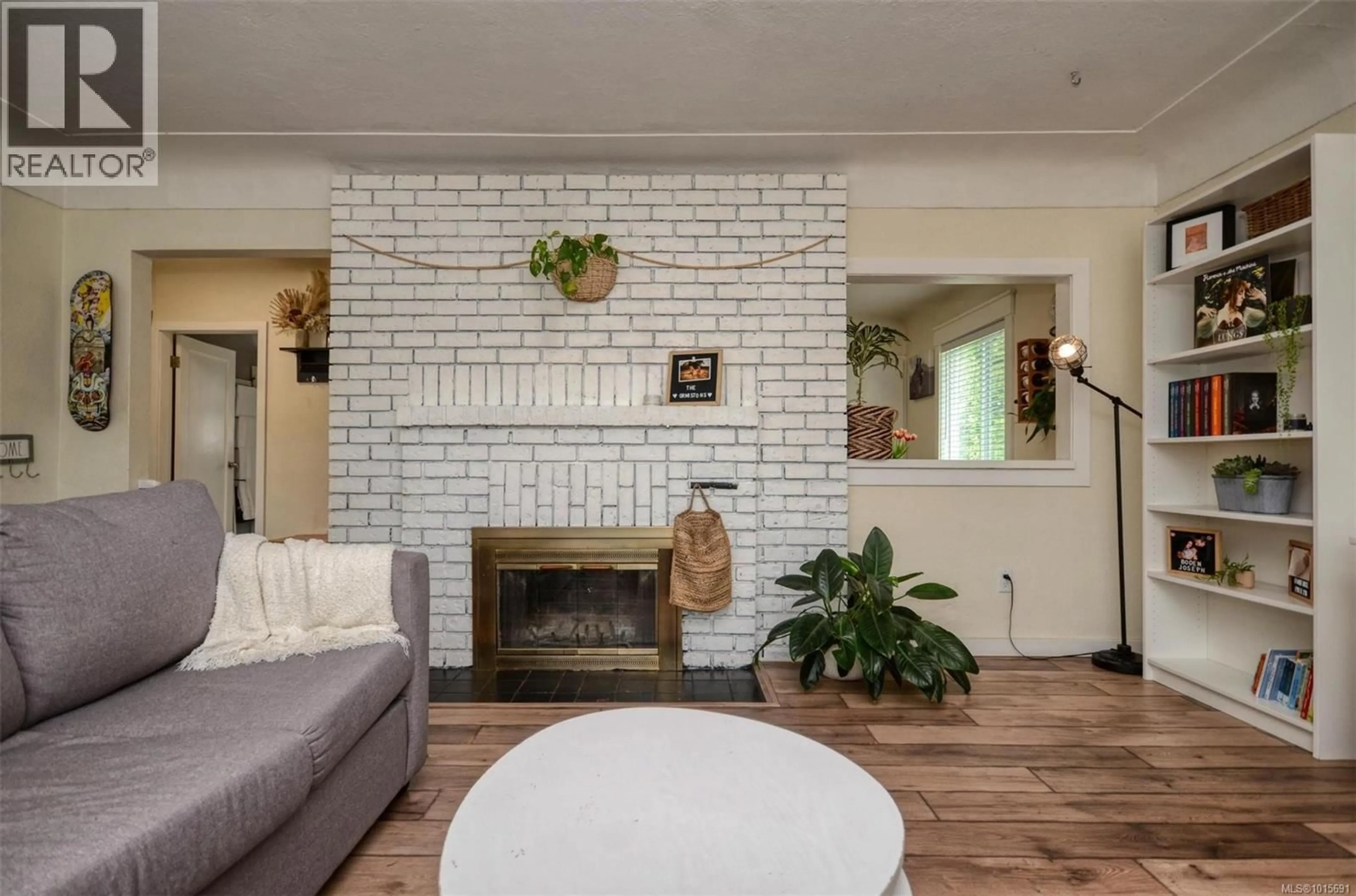 Living room with furniture, unknown for 271 BATTLEFORD AVENUE, Saanich British Columbia V8Z1K7