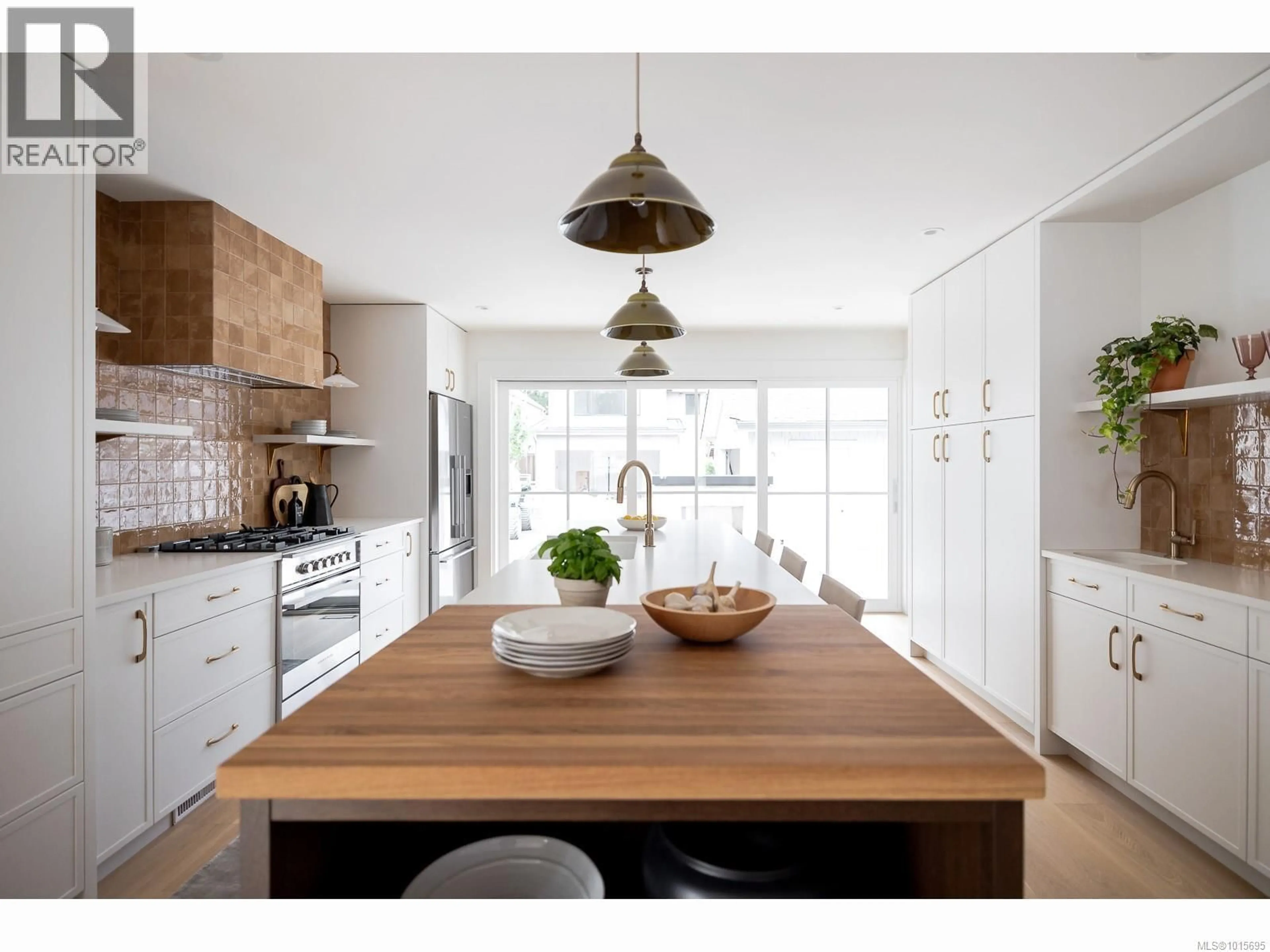 Contemporary kitchen, unknown for 635 CEDAR STREET, Qualicum Beach British Columbia V9K1H2