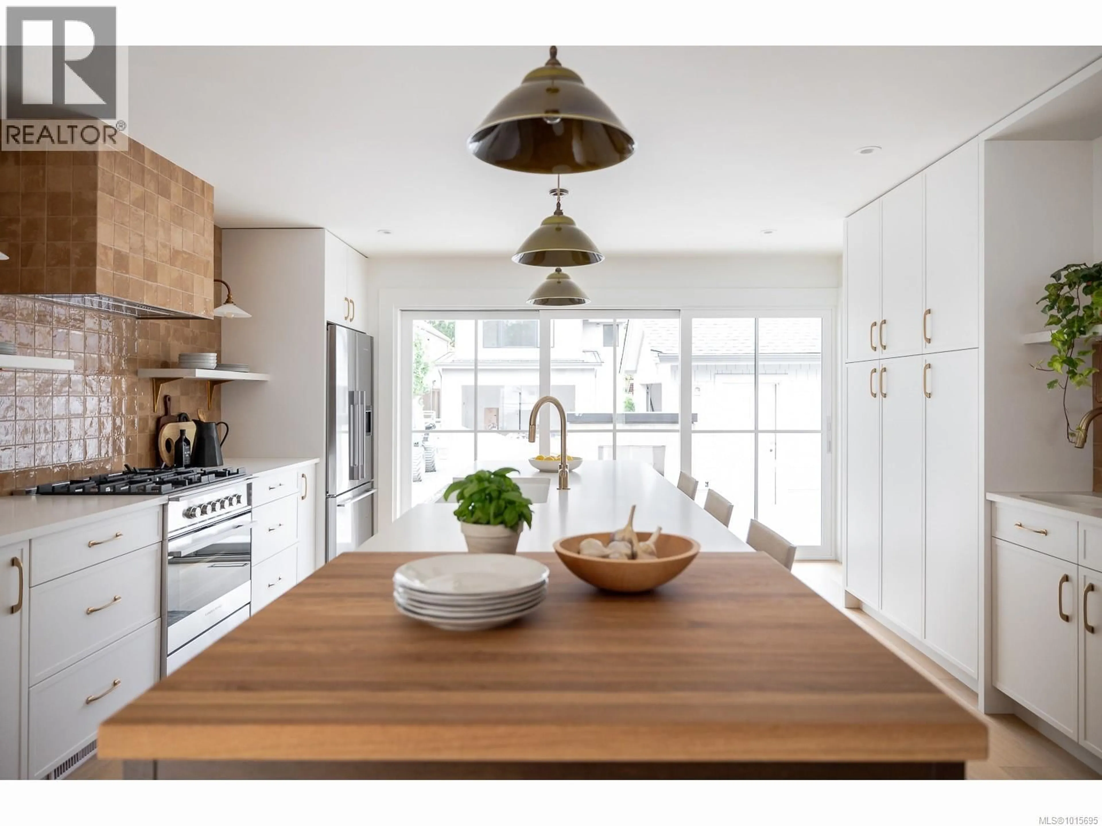 Contemporary kitchen, unknown for 635 CEDAR STREET, Qualicum Beach British Columbia V9K1H2