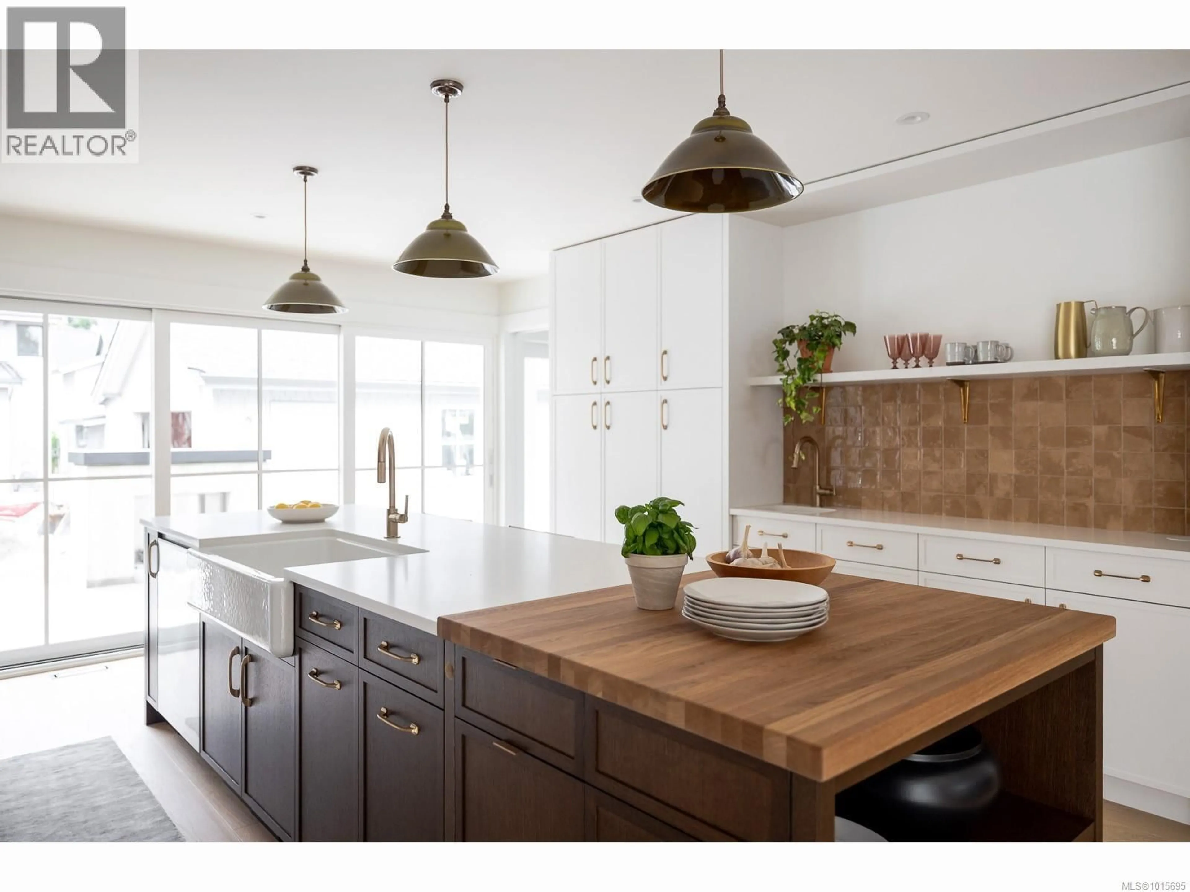 Contemporary kitchen, wood/laminate floor for 635 CEDAR STREET, Qualicum Beach British Columbia V9K1H2