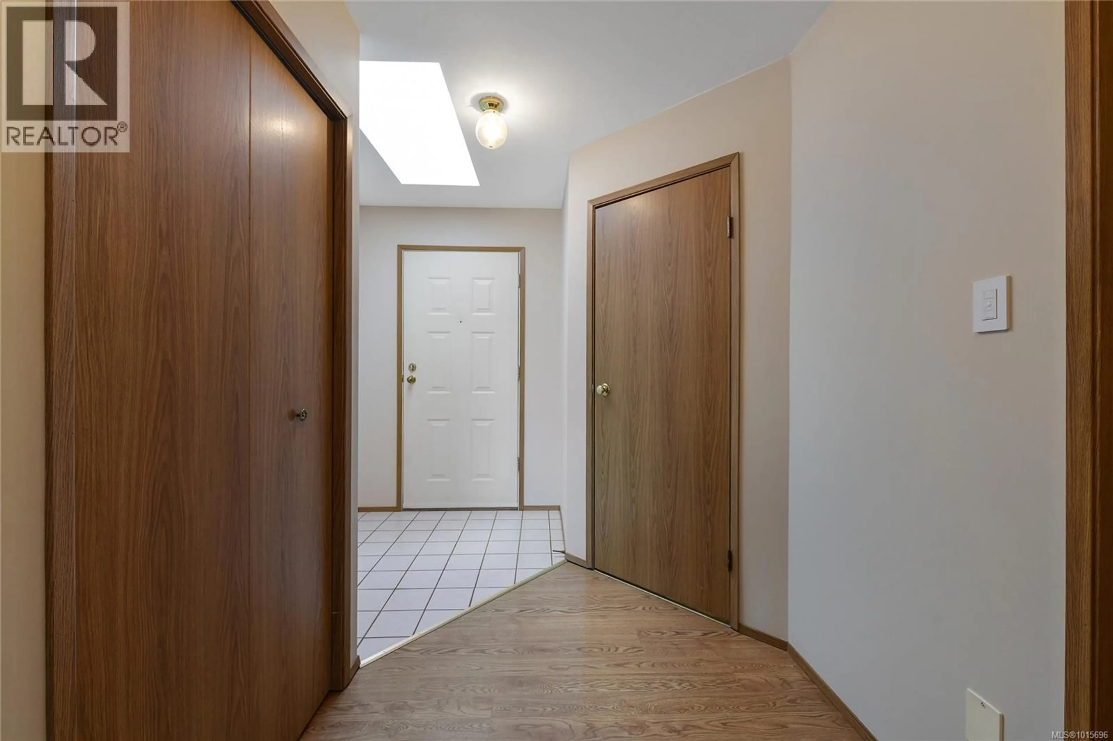 Indoor foyer for 2 - 1144 VERDIER AVENUE, Central Saanich British Columbia V8M1K2