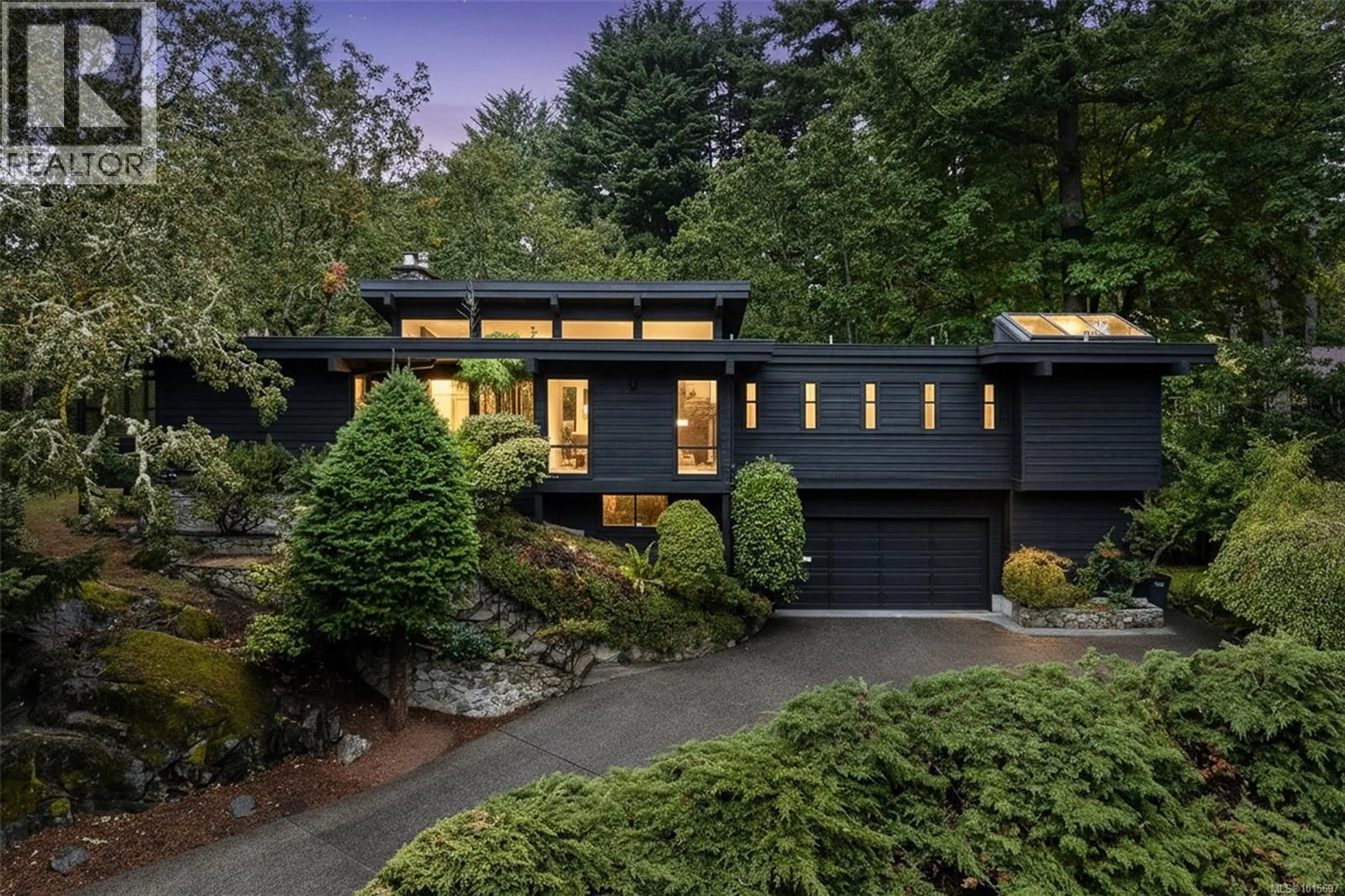 Home with vinyl exterior material, street for 4464 SUNNYWOOD PLACE, Saanich British Columbia V8X4N4