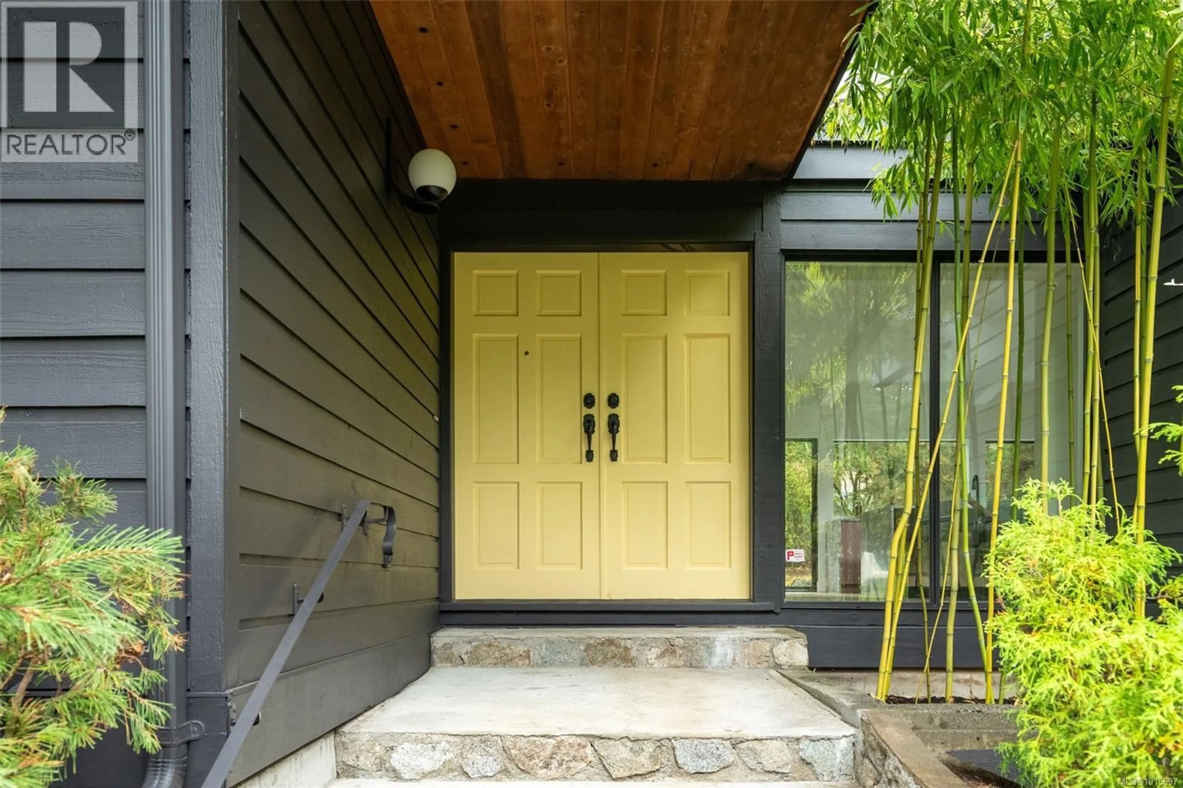 Indoor entryway for 4464 SUNNYWOOD PLACE, Saanich British Columbia V8X4N4