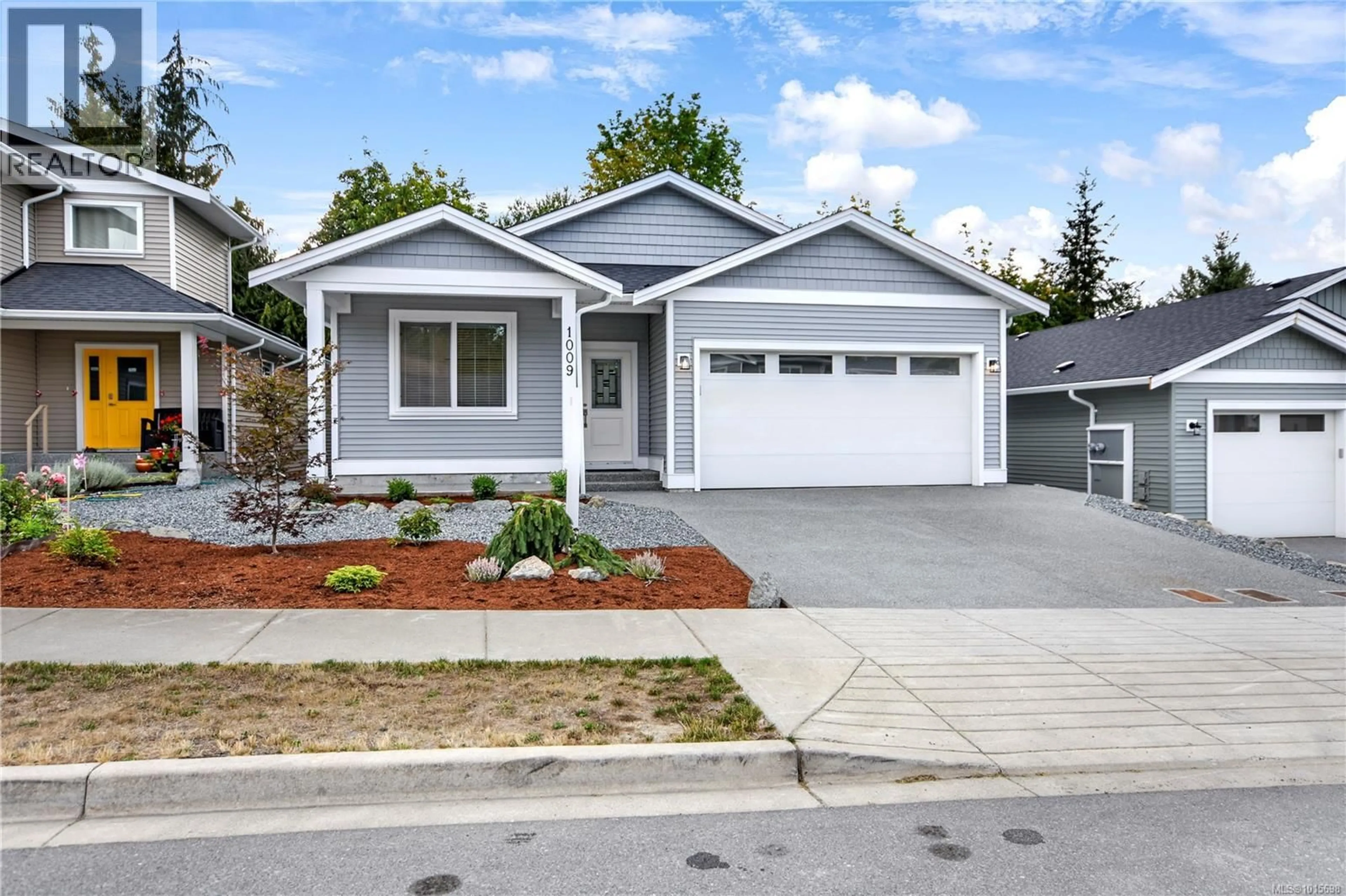 Home with vinyl exterior material, street for 1009 ROZZANO PLACE, Ladysmith British Columbia V9G1P8