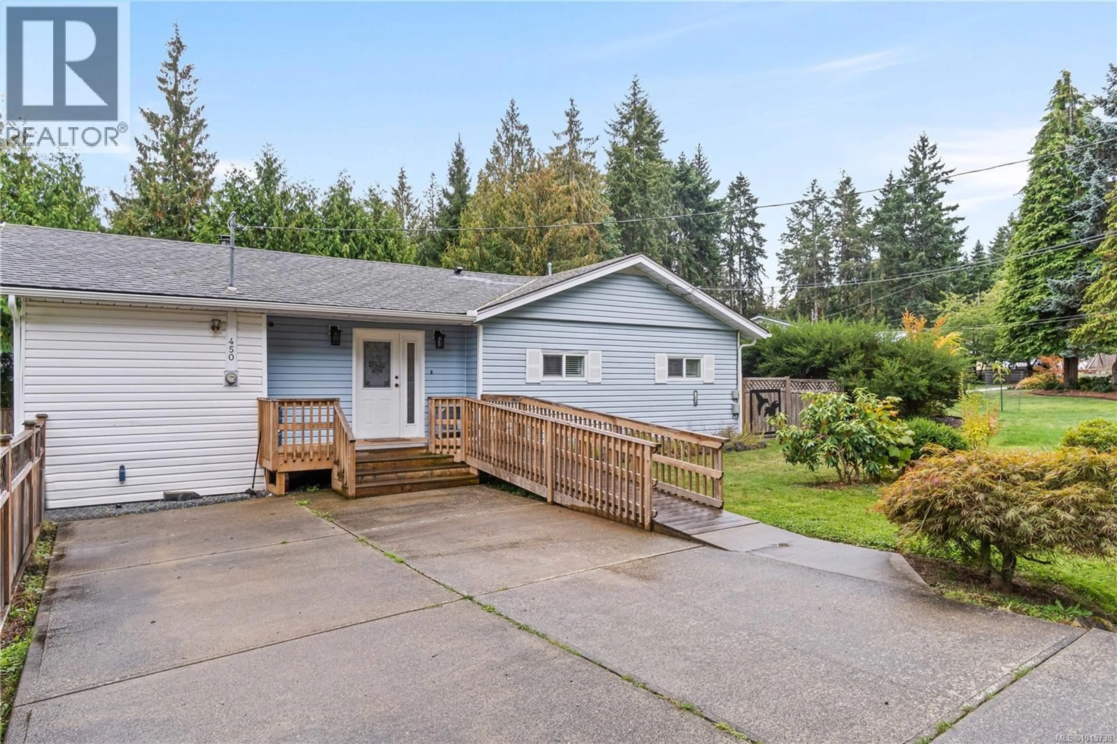 Home with vinyl exterior material, street for 450 AURORA STREET, Parksville British Columbia V9P1L3
