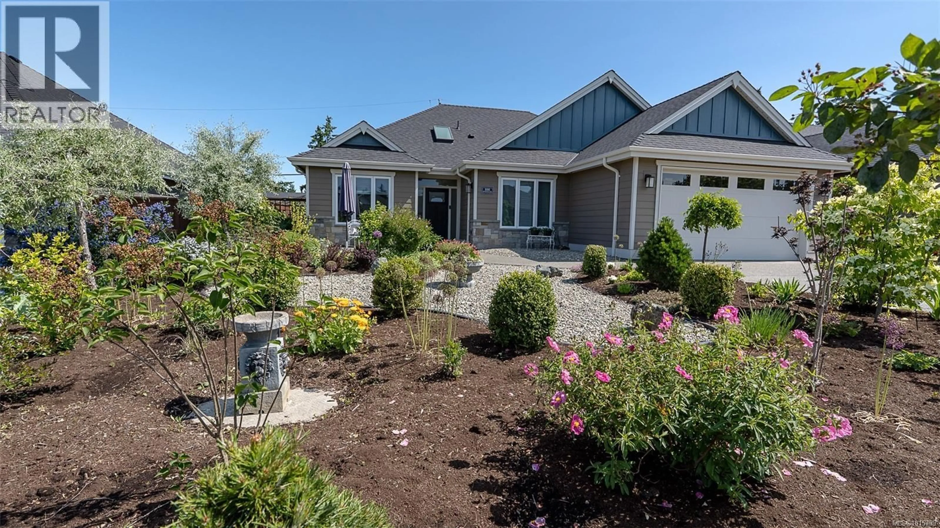 Home with vinyl exterior material, street for 1000 BROOKFIELD CRESCENT, Parksville British Columbia V9P0E3