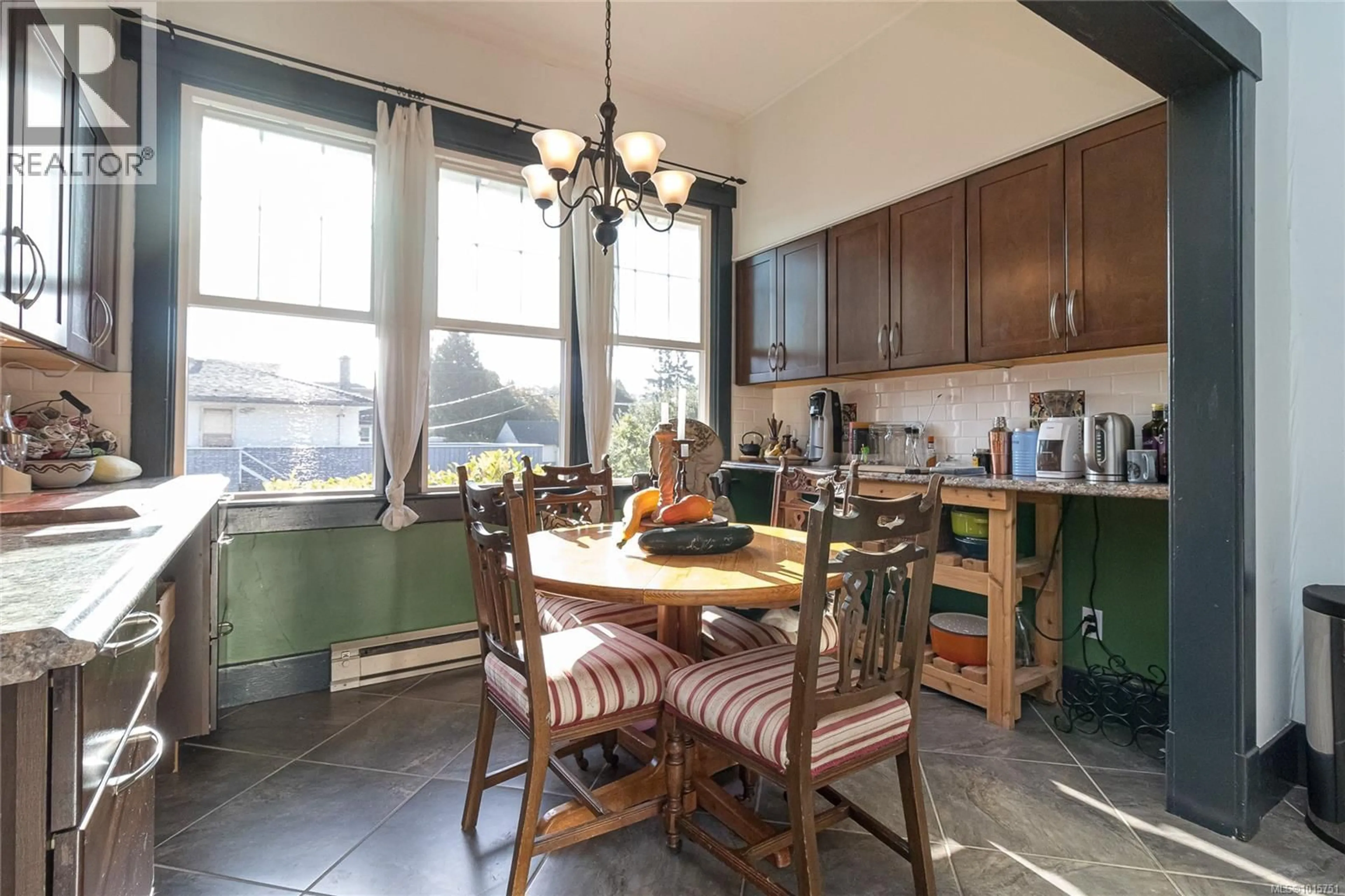 Unknown for 2920 SHAKESPEARE STREET, Victoria British Columbia V8R4H4