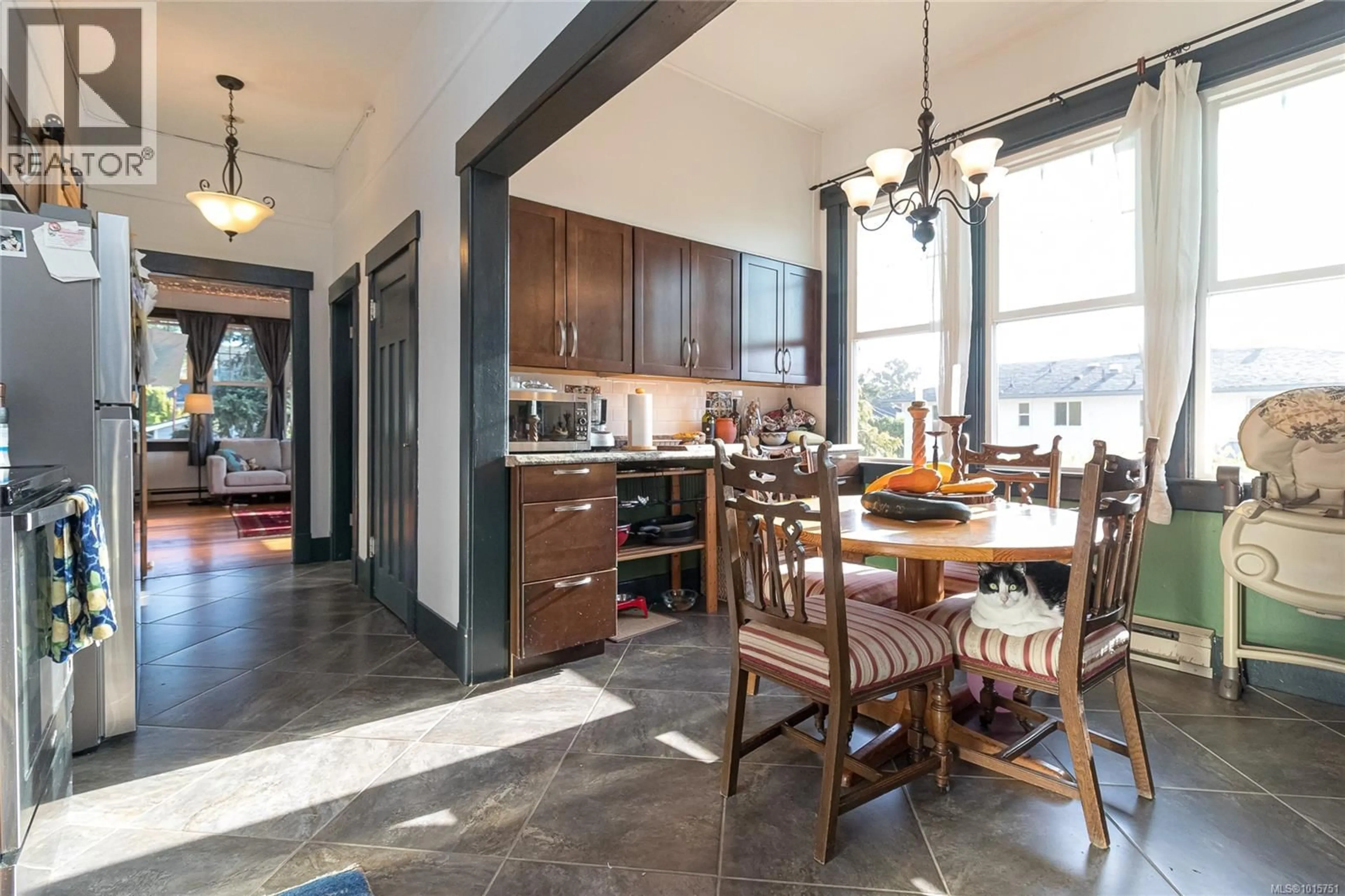 Open concept kitchen, ceramic/tile floor for 2920 SHAKESPEARE STREET, Victoria British Columbia V8R4H4