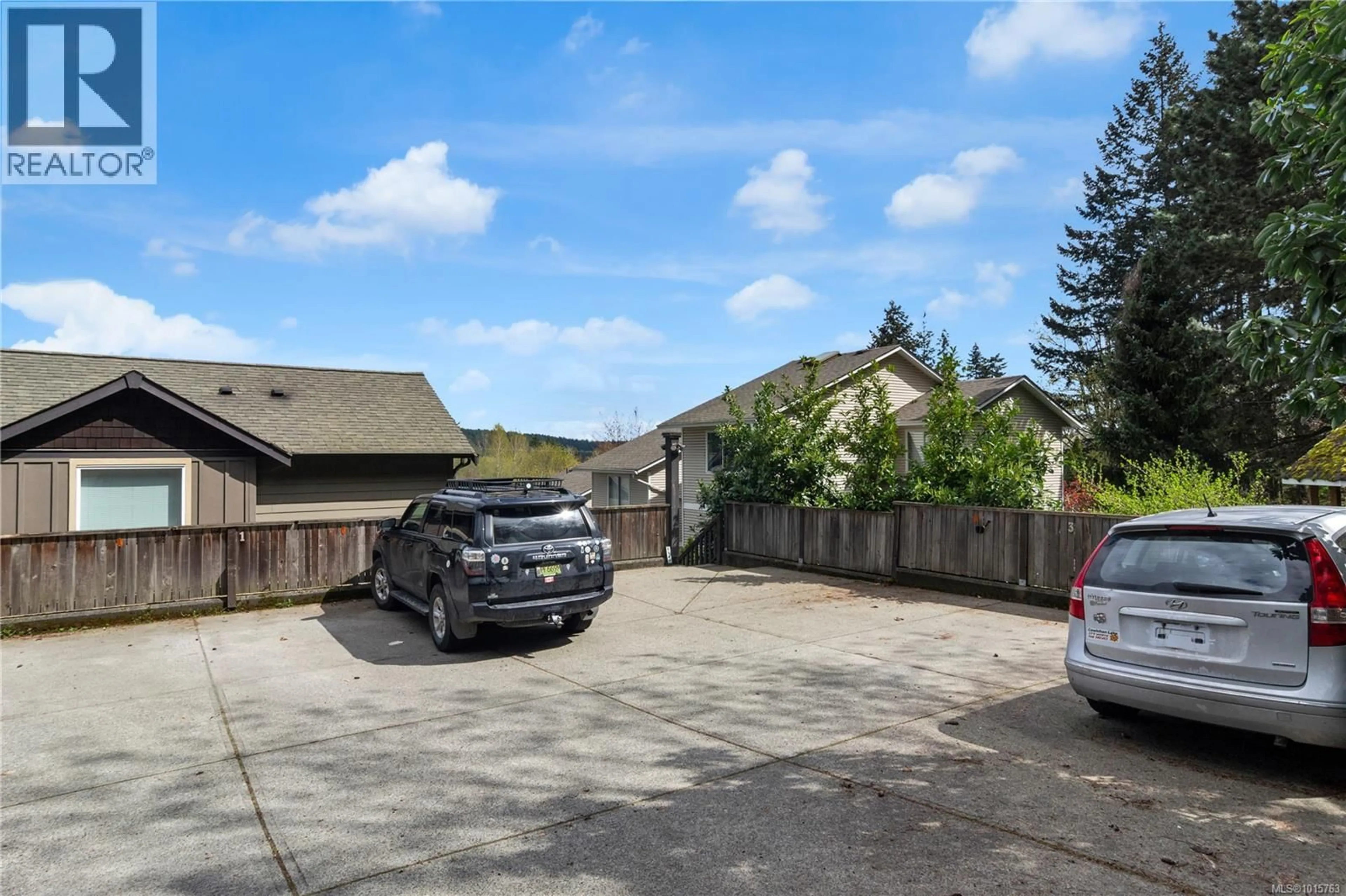 A pic from outside/outdoor area/front of a property/back of a property/a pic from drone, street for 4 - 1141 2ND AVENUE, Ladysmith British Columbia V9G1B8