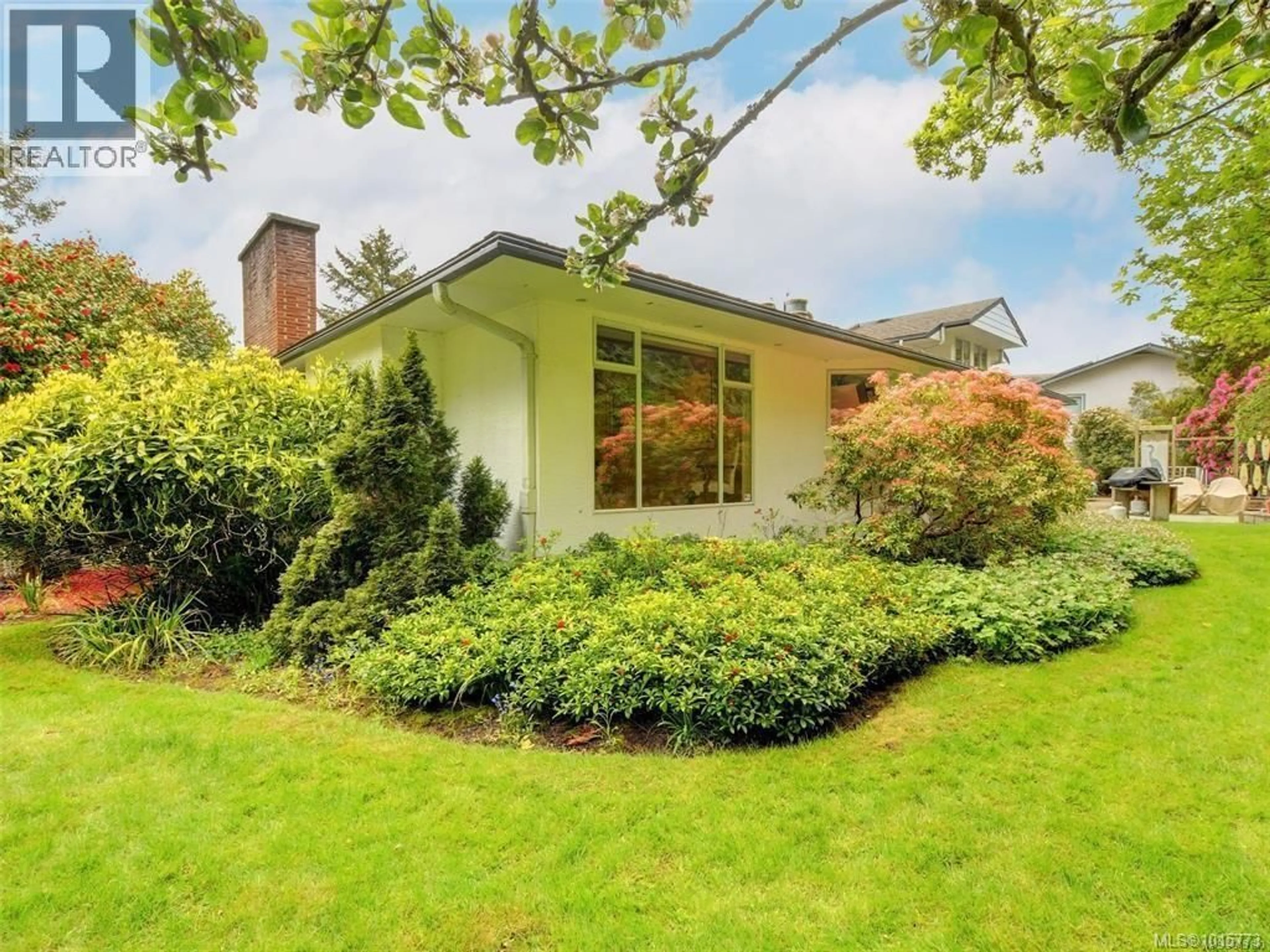 Home with vinyl exterior material, street for 2559 BERMUDA PLACE, Saanich British Columbia V8P3G2