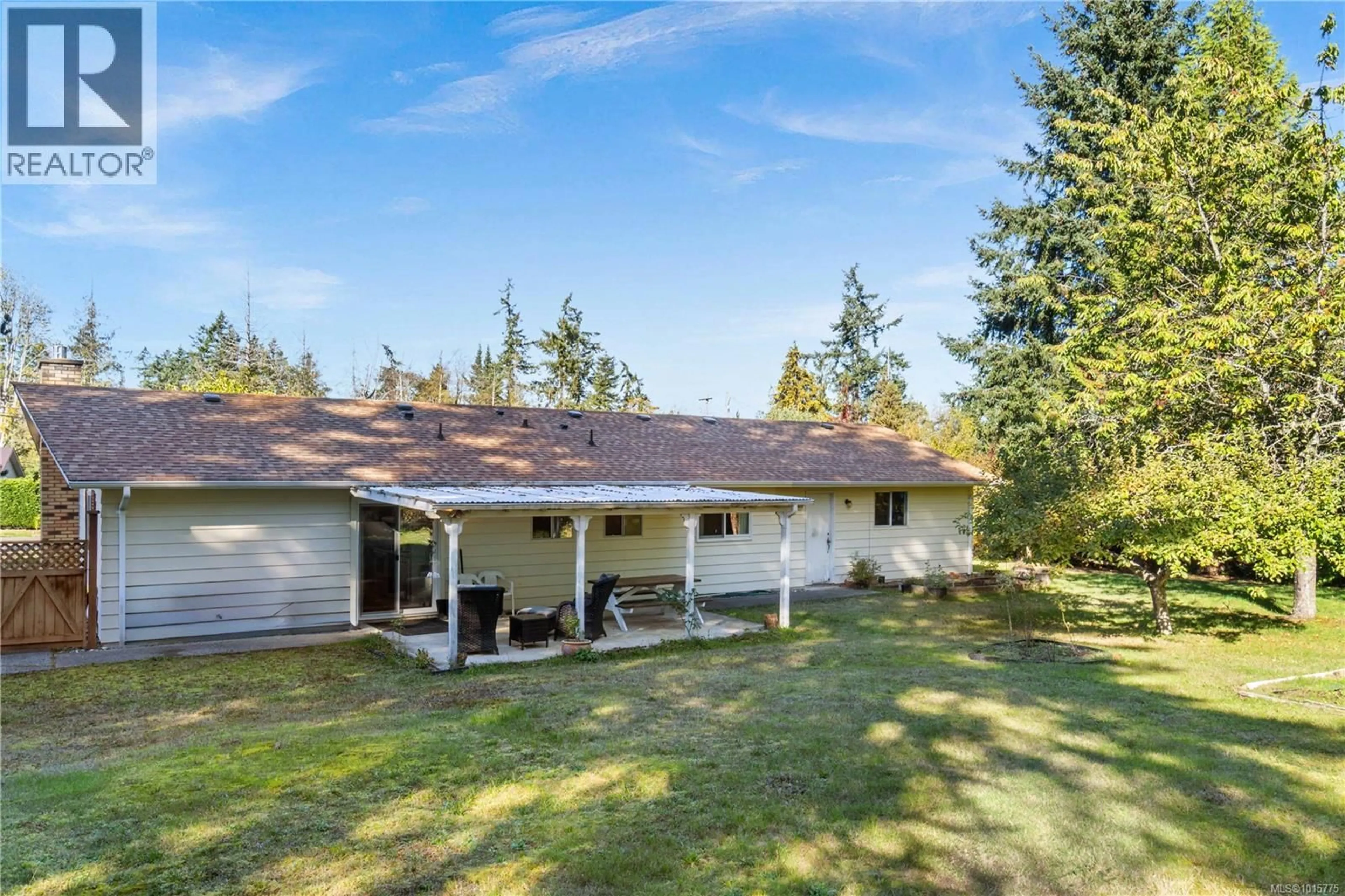 A pic from outside/outdoor area/front of a property/back of a property/a pic from drone, unknown for 1402 SUNRISE DRIVE, Parksville British Columbia V9B1X5