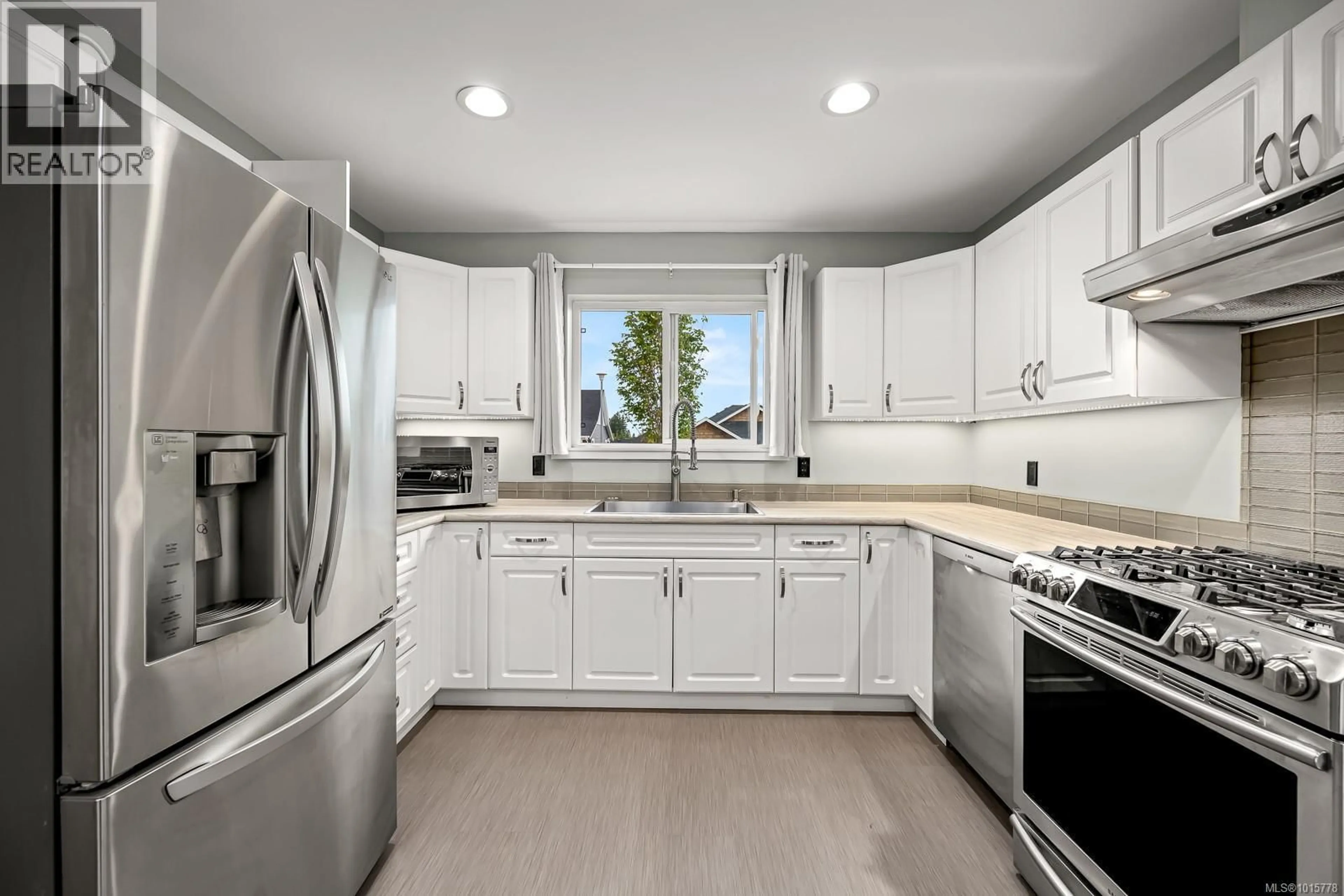 Open concept kitchen, ceramic/tile floor for 279 MICHIGAN DRIVE, Campbell River British Columbia V9H0C7