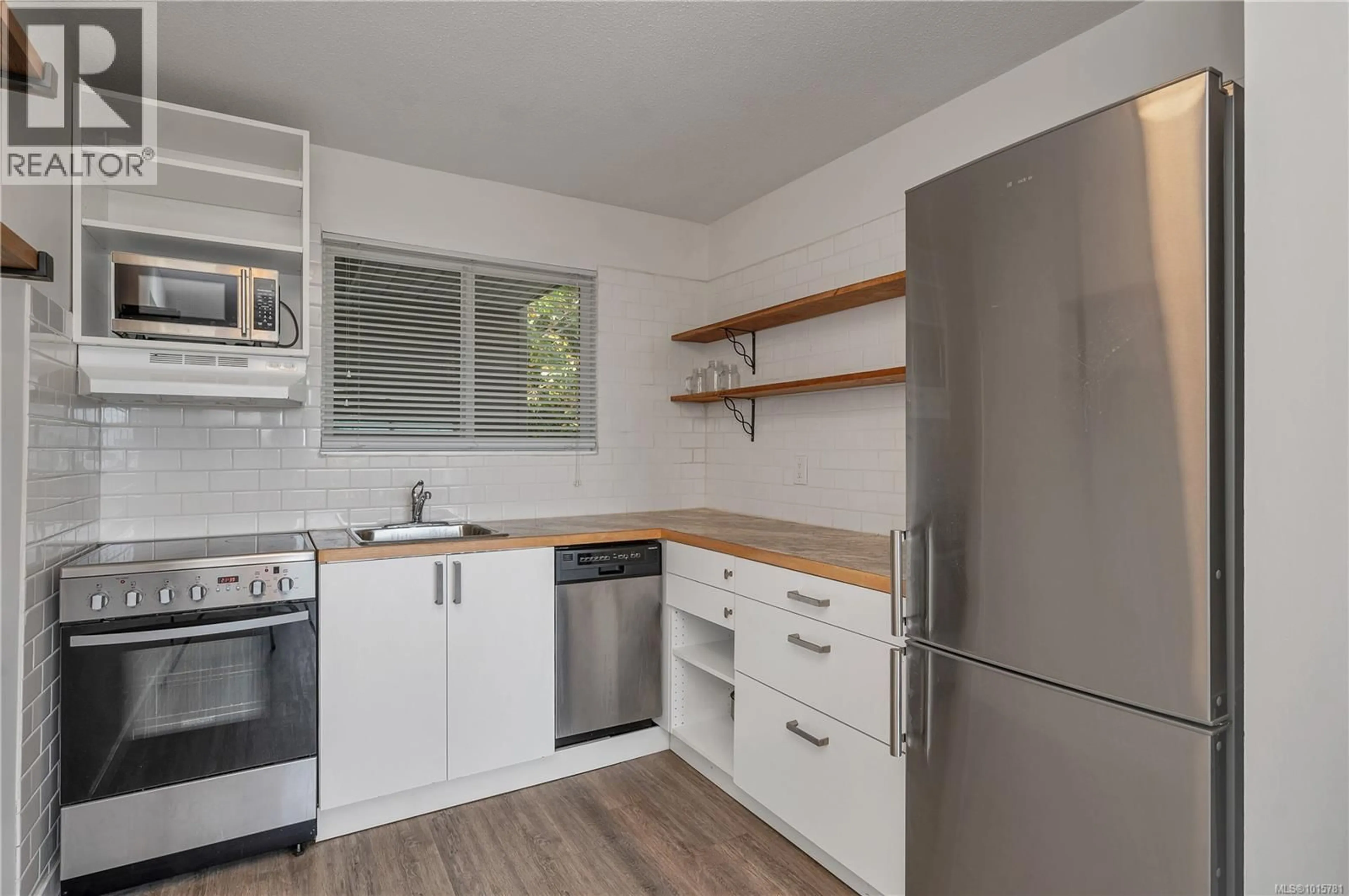 Standard kitchen, wood/laminate floor for 26 - 940 ISLAND HIGHWAY SOUTH, Campbell River British Columbia V9W1B1