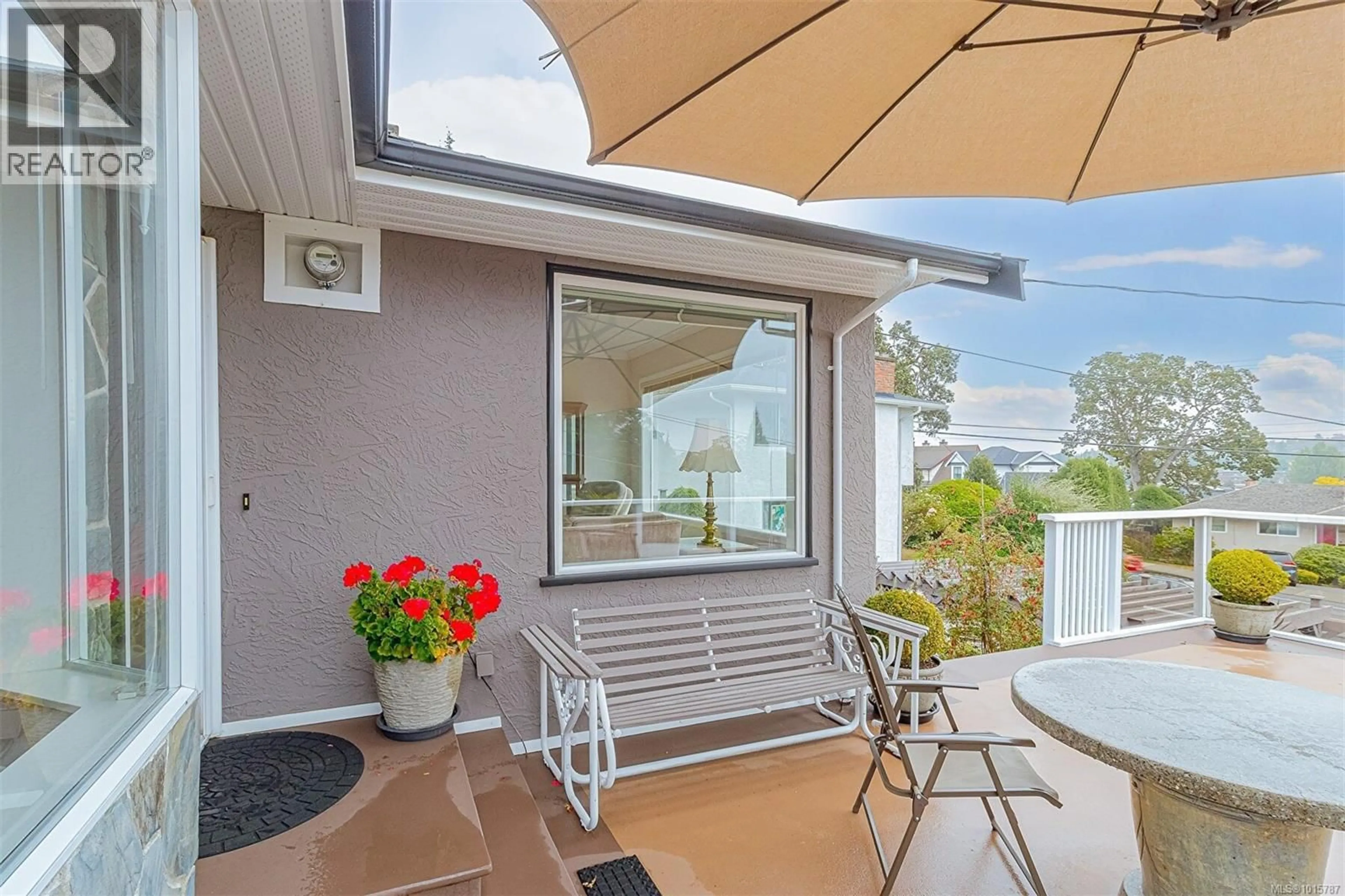 Patio, street for 3572 CEDAR HILL ROAD, Saanich British Columbia V8P3Z1