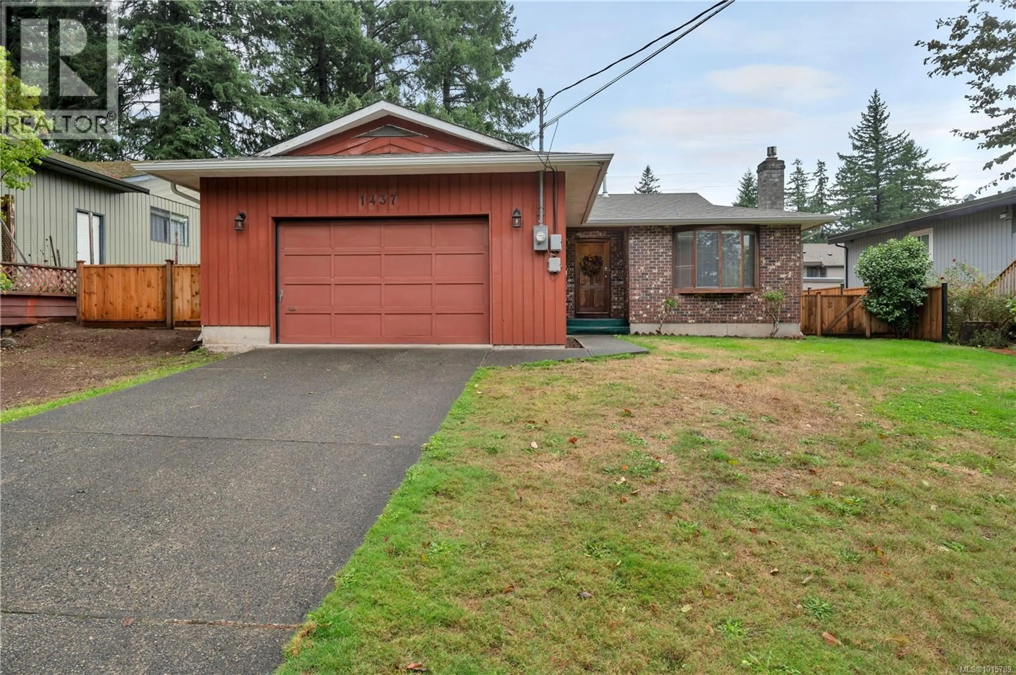 Home with vinyl exterior material, street for 1437 STAG ROAD, Campbell River British Columbia V9W6C9
