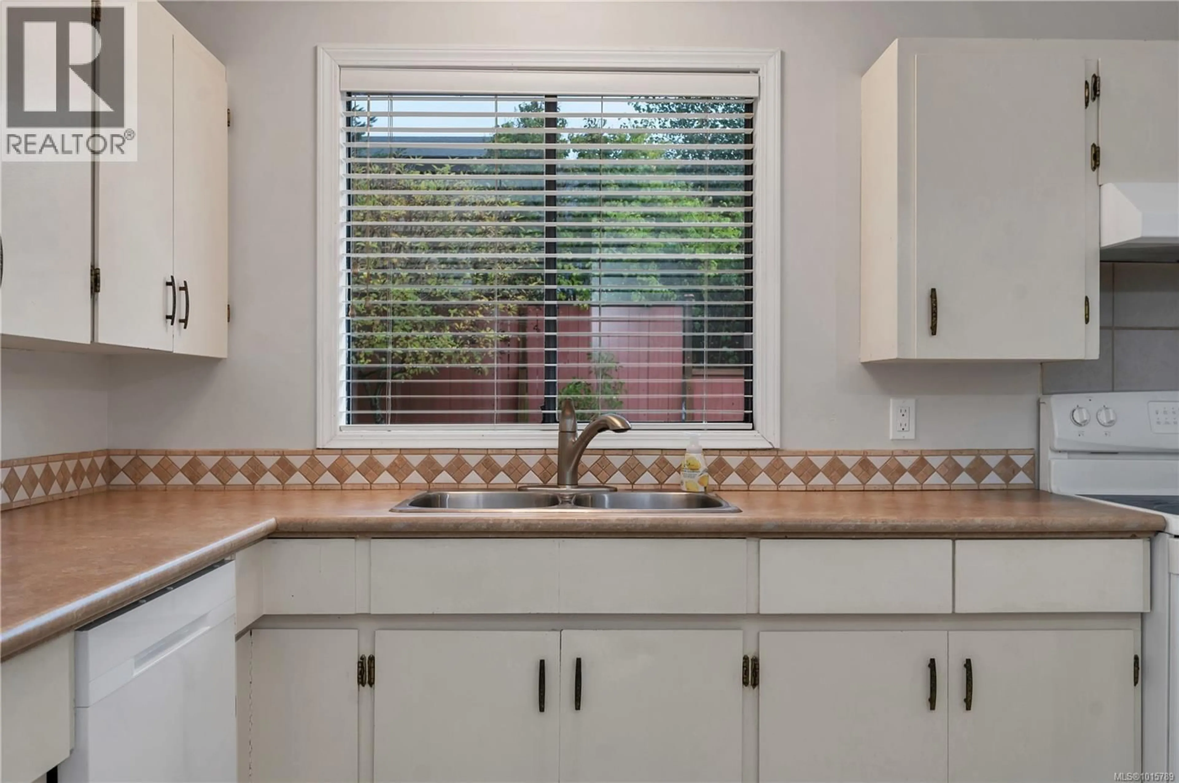 Standard kitchen, ceramic/tile floor for 1437 STAG ROAD, Campbell River British Columbia V9W6C9
