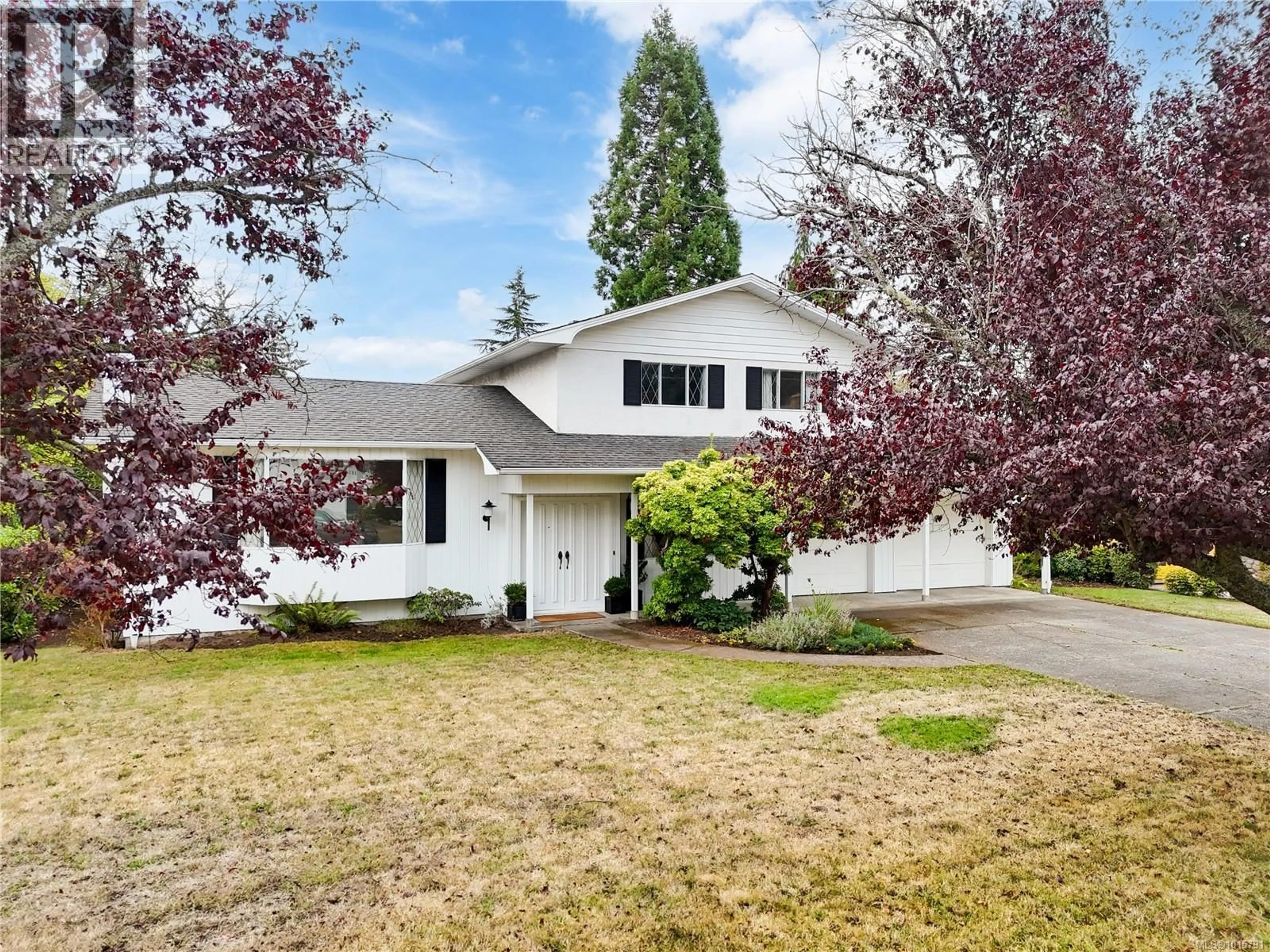 Home with vinyl exterior material, street for 1853 SAN LORENZO AVENUE, Saanich British Columbia V8N2E8