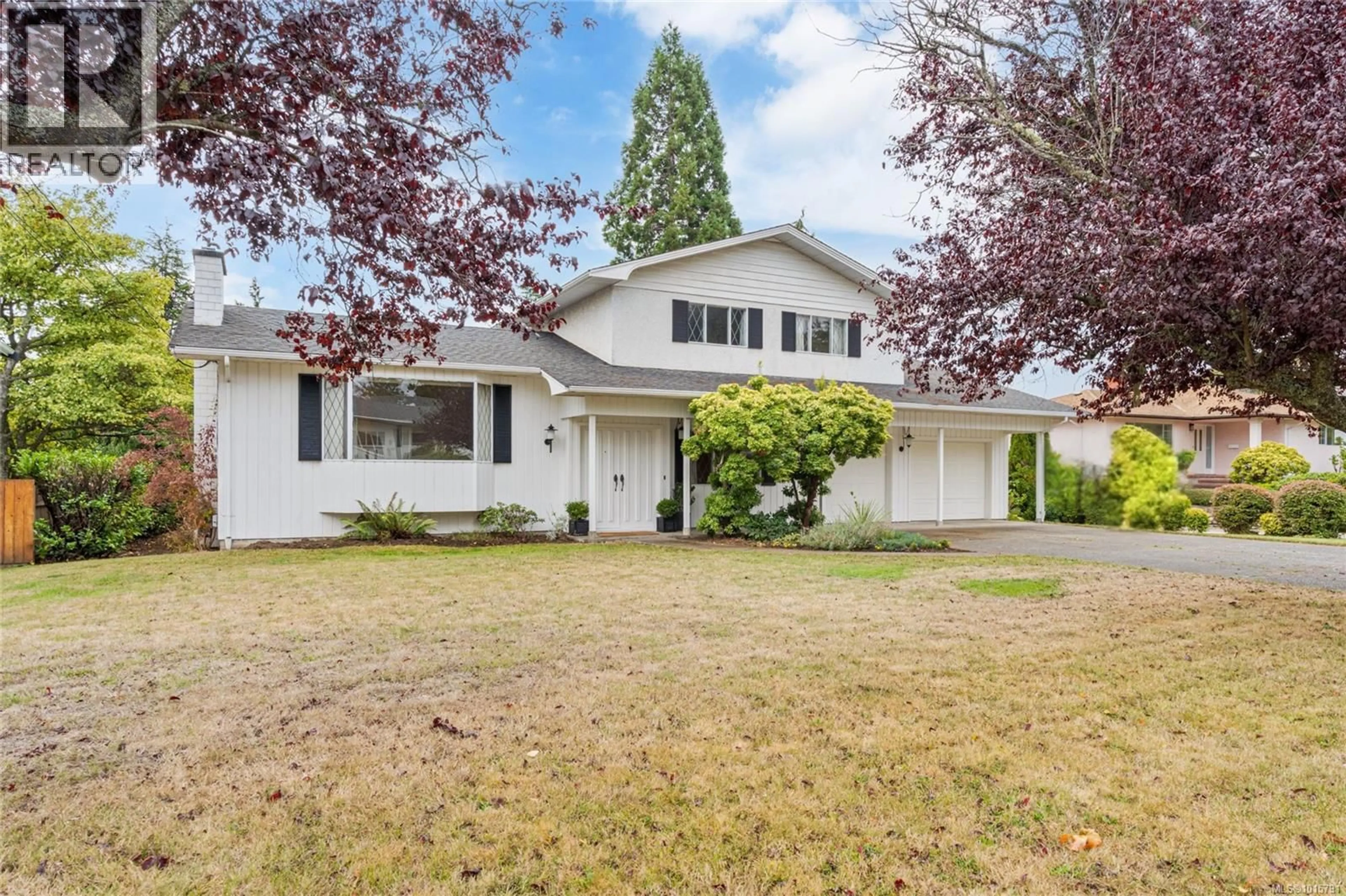 Home with vinyl exterior material, street for 1853 SAN LORENZO AVENUE, Saanich British Columbia V8N2E8