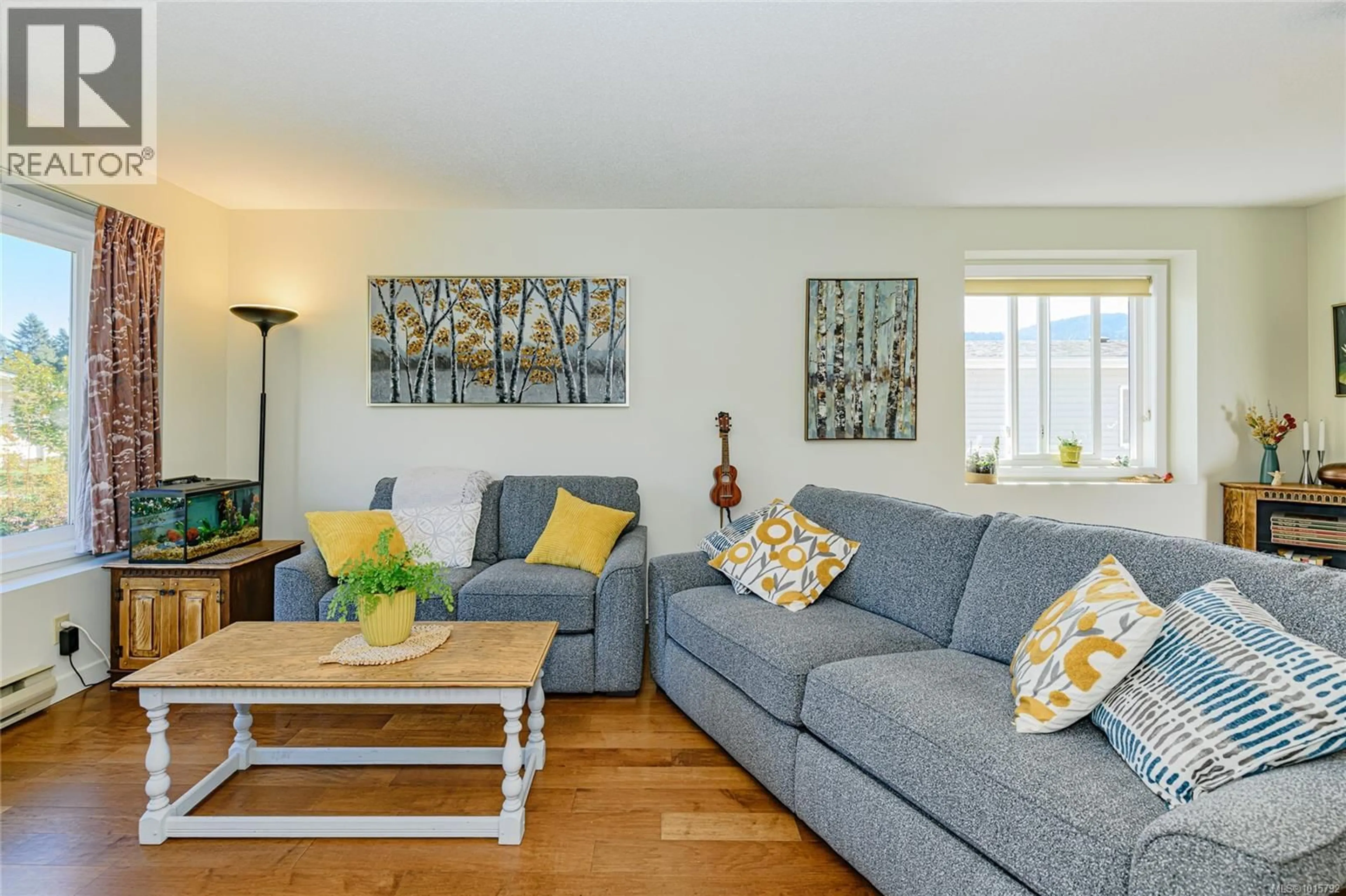 Living room with furniture, wood/laminate floor for 2084 - 135 BRINKWORTHY ROAD, Salt Spring British Columbia V8K1S3