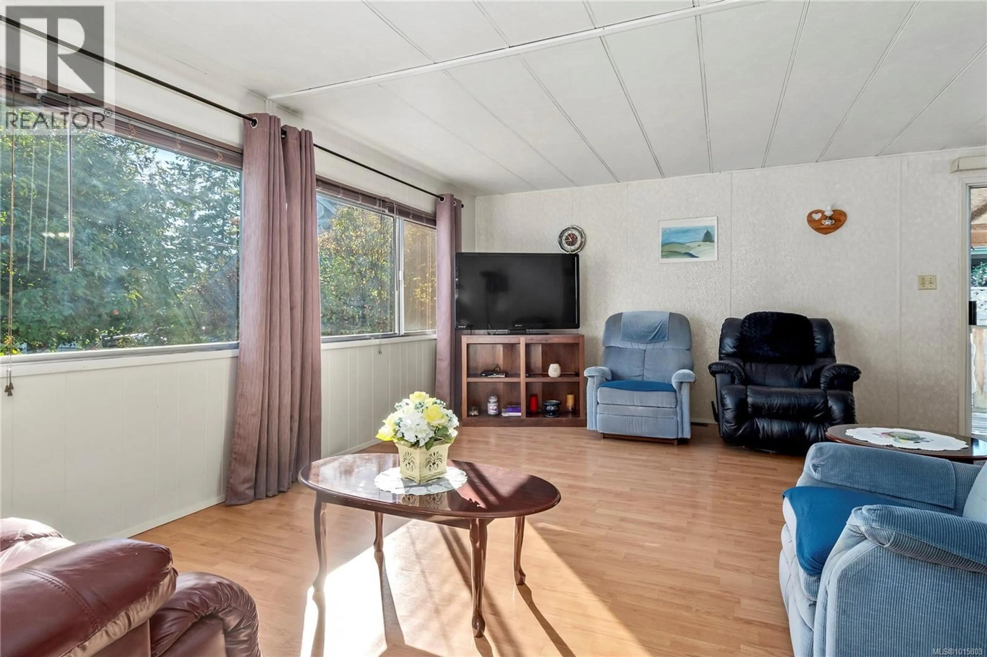 Living room with furniture, wood/laminate floor for 671 PETERSEN ROAD, Campbell River British Columbia V9W3H6