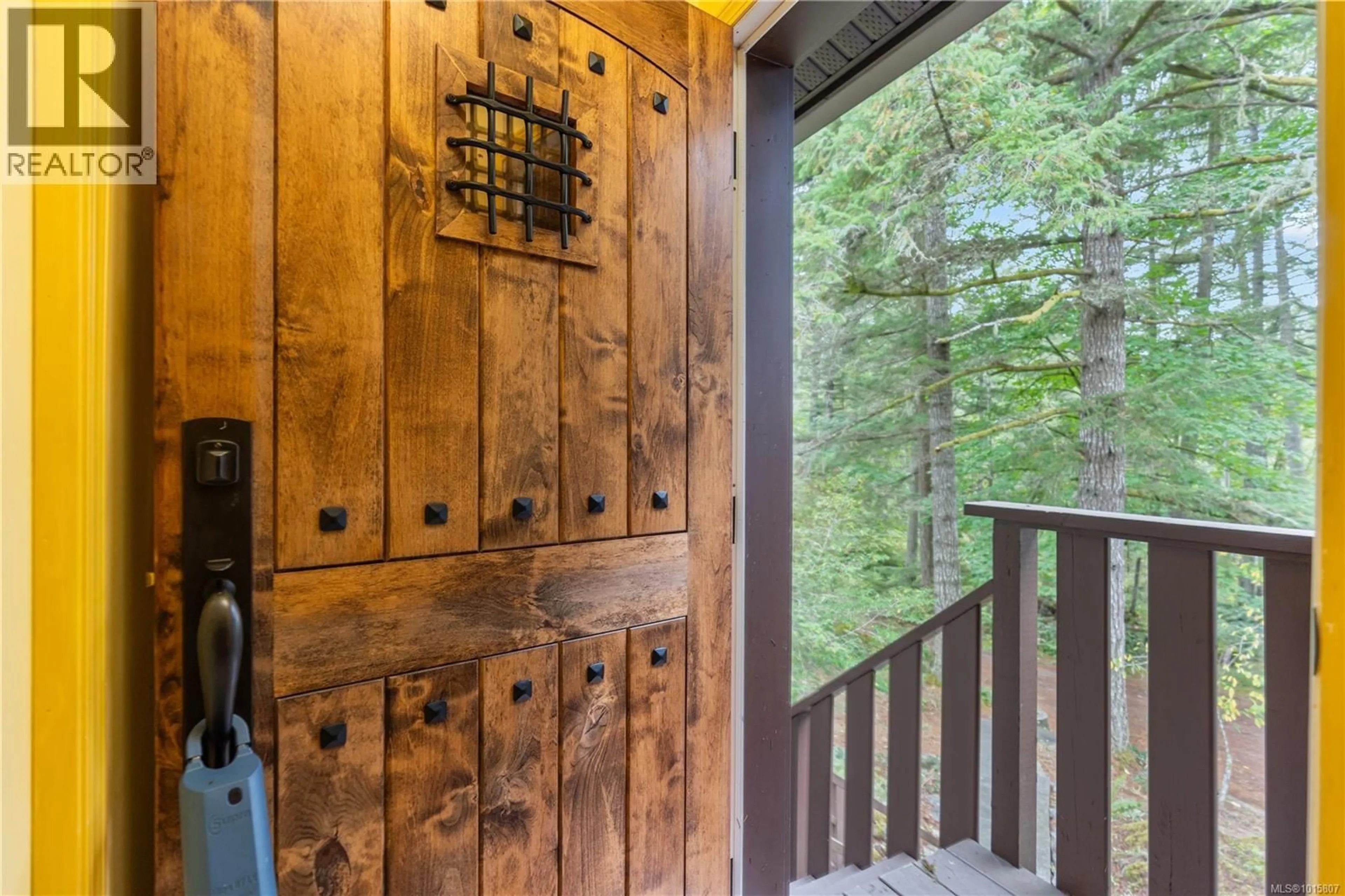 Indoor entryway for 100 VIADUCT AVENUE WEST, Saanich British Columbia V9E1J3