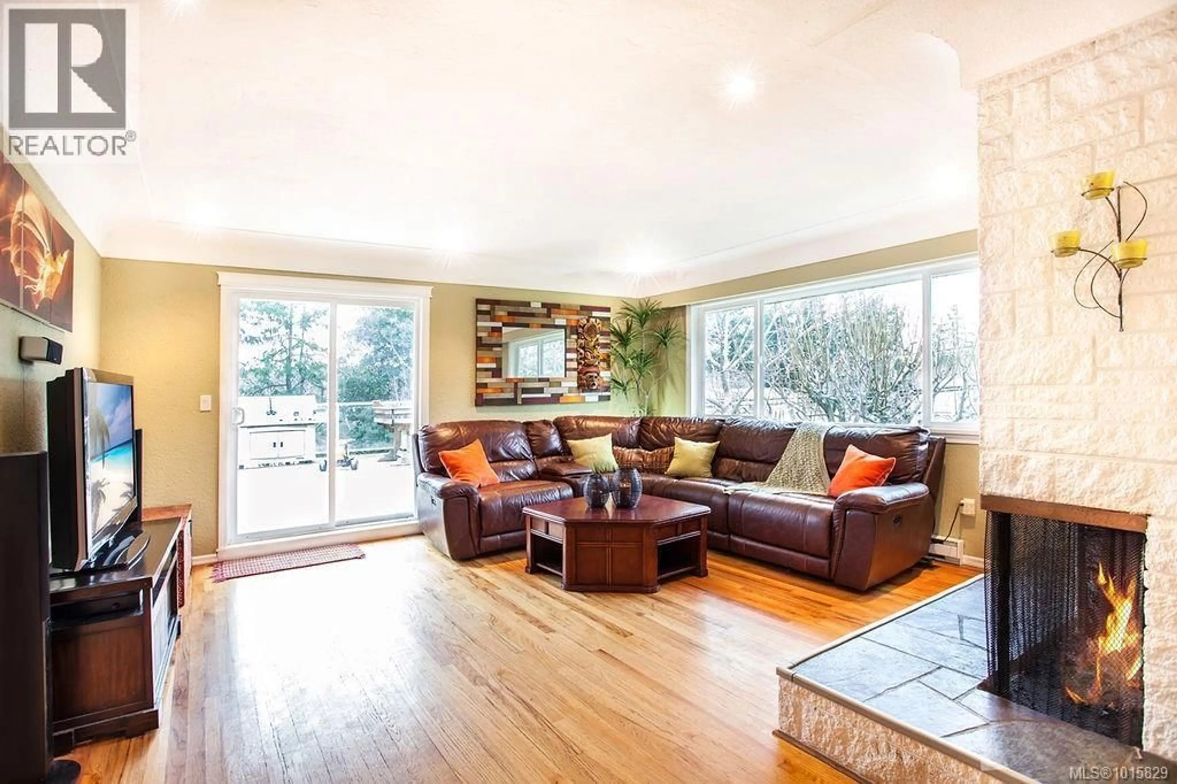 Living room with furniture, unknown for 12 JEDBURGH ROAD, View Royal British Columbia V9B1K8