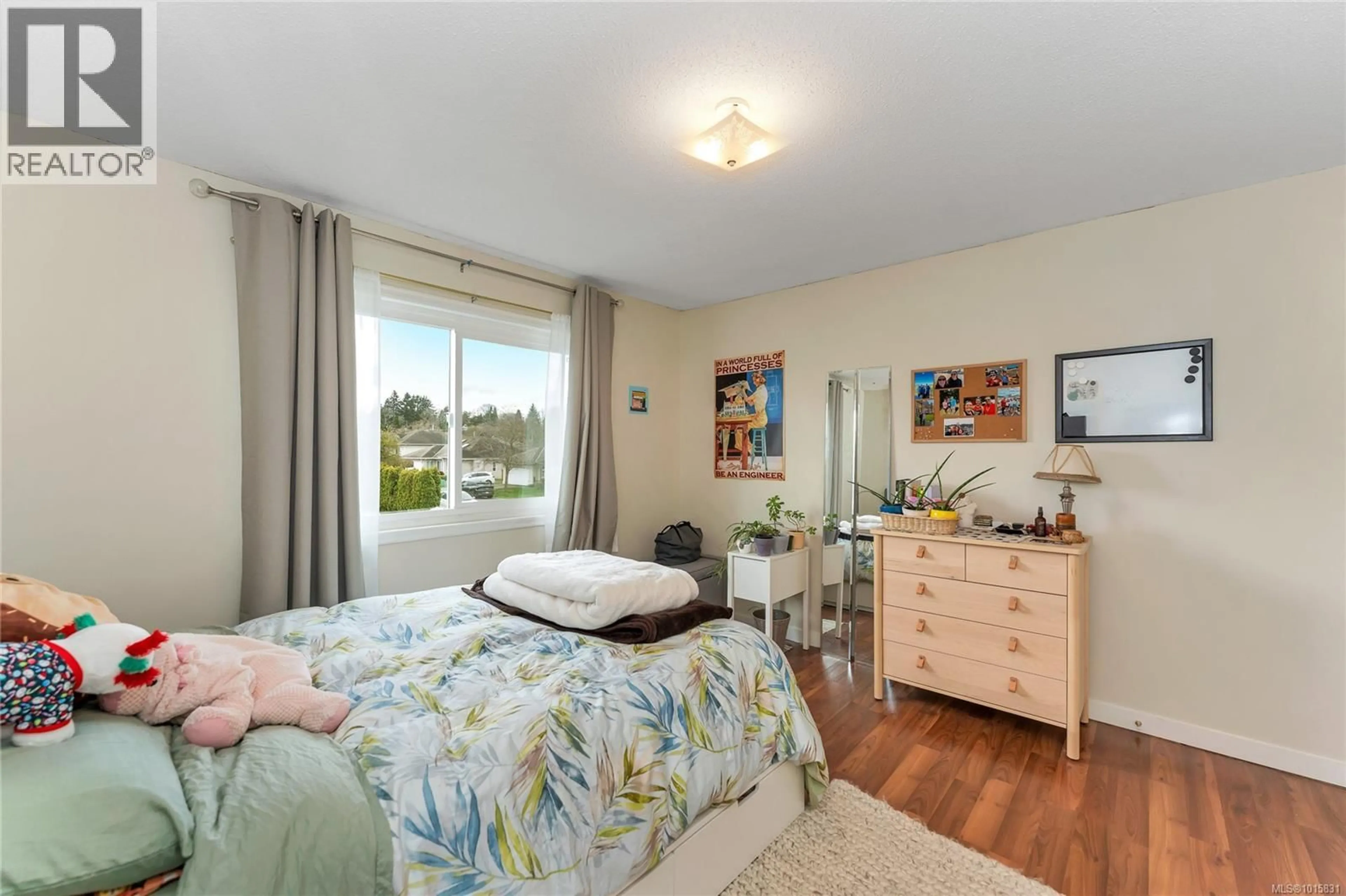 Bedroom with bed, wood/laminate floor for 1560 PRAIRIE STREET, Saanich British Columbia V8N2L3