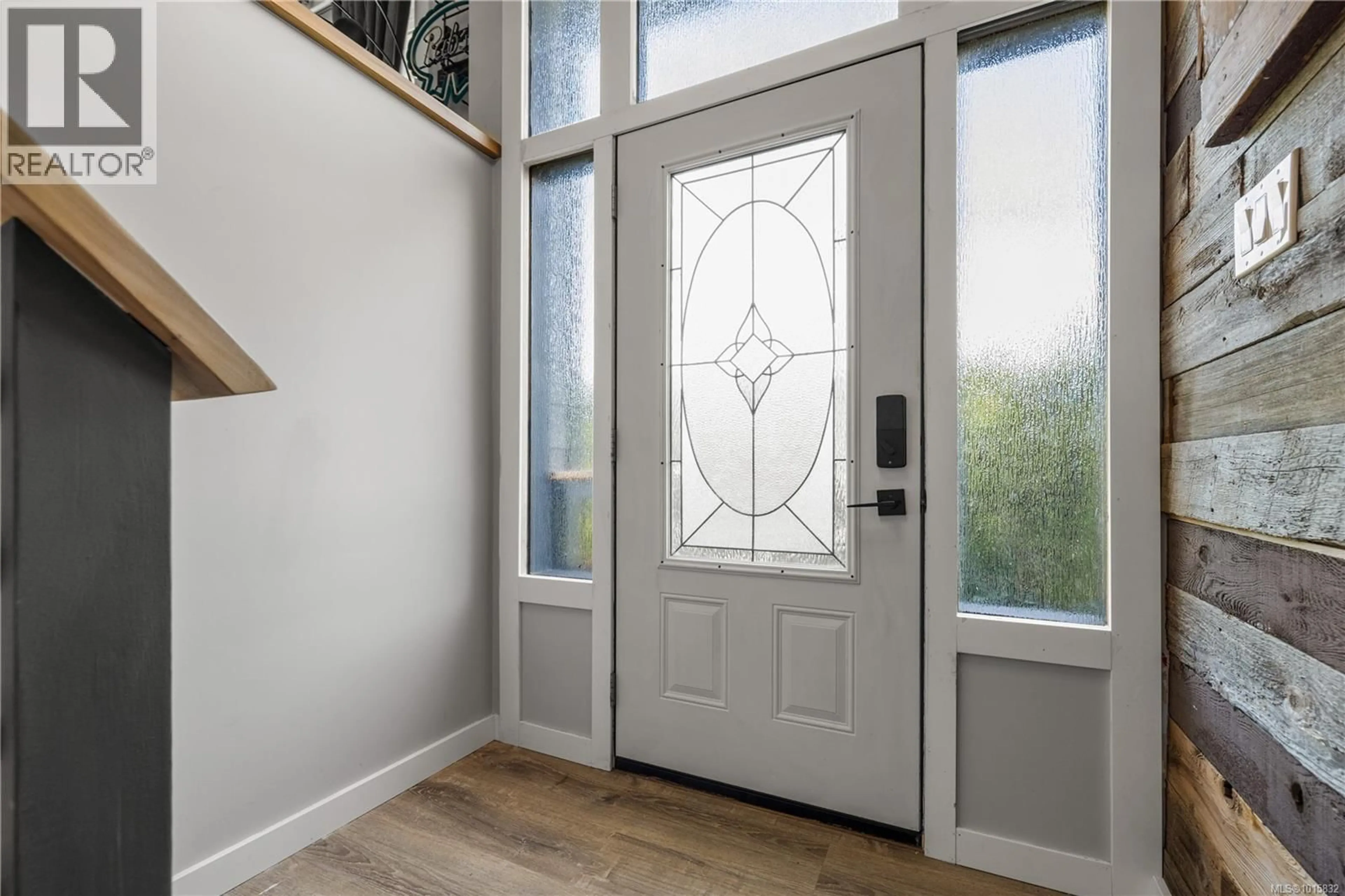 Indoor entryway for 506 CHARLES PLACE, Campbell River British Columbia V9W3Y2