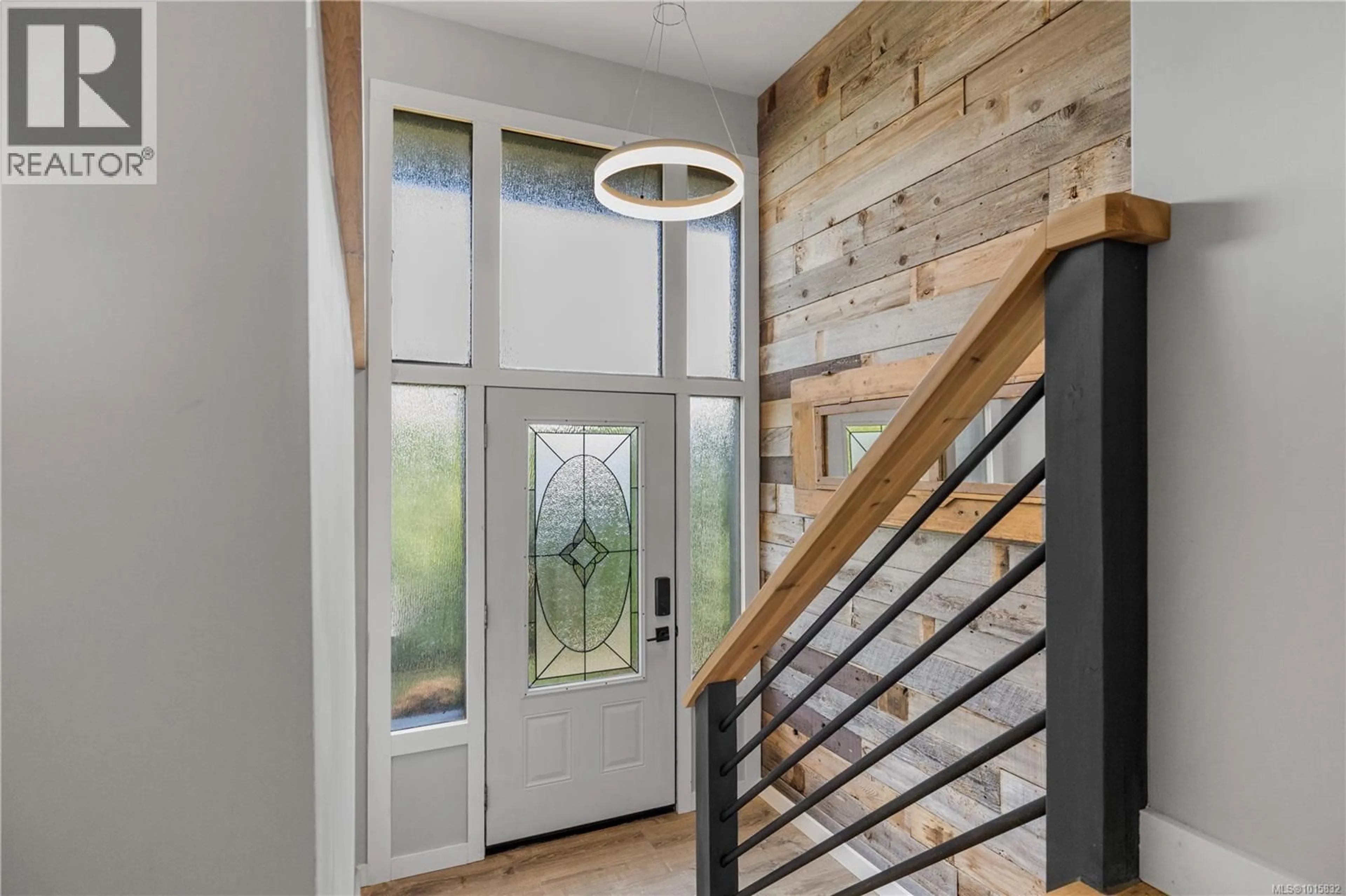 Indoor entryway for 506 CHARLES PLACE, Campbell River British Columbia V9W3Y2