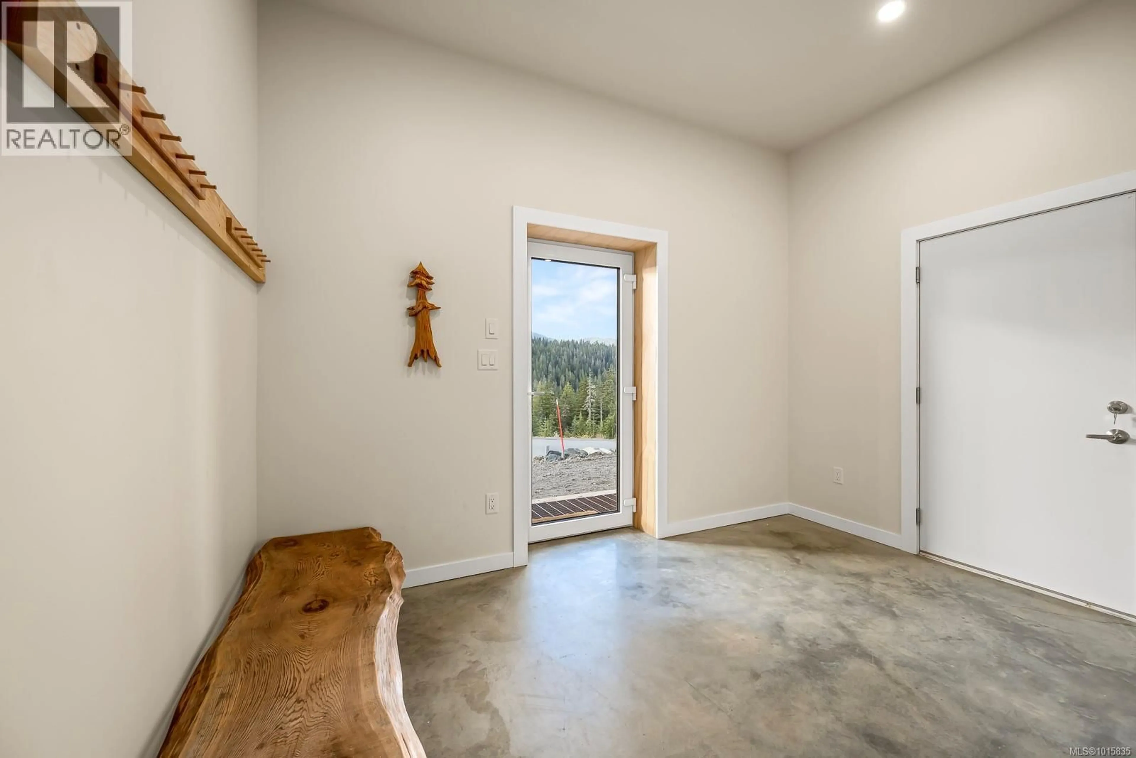 Indoor entryway for 860 CRUIKSHANK RIDGE, Courtenay British Columbia V9J1L0