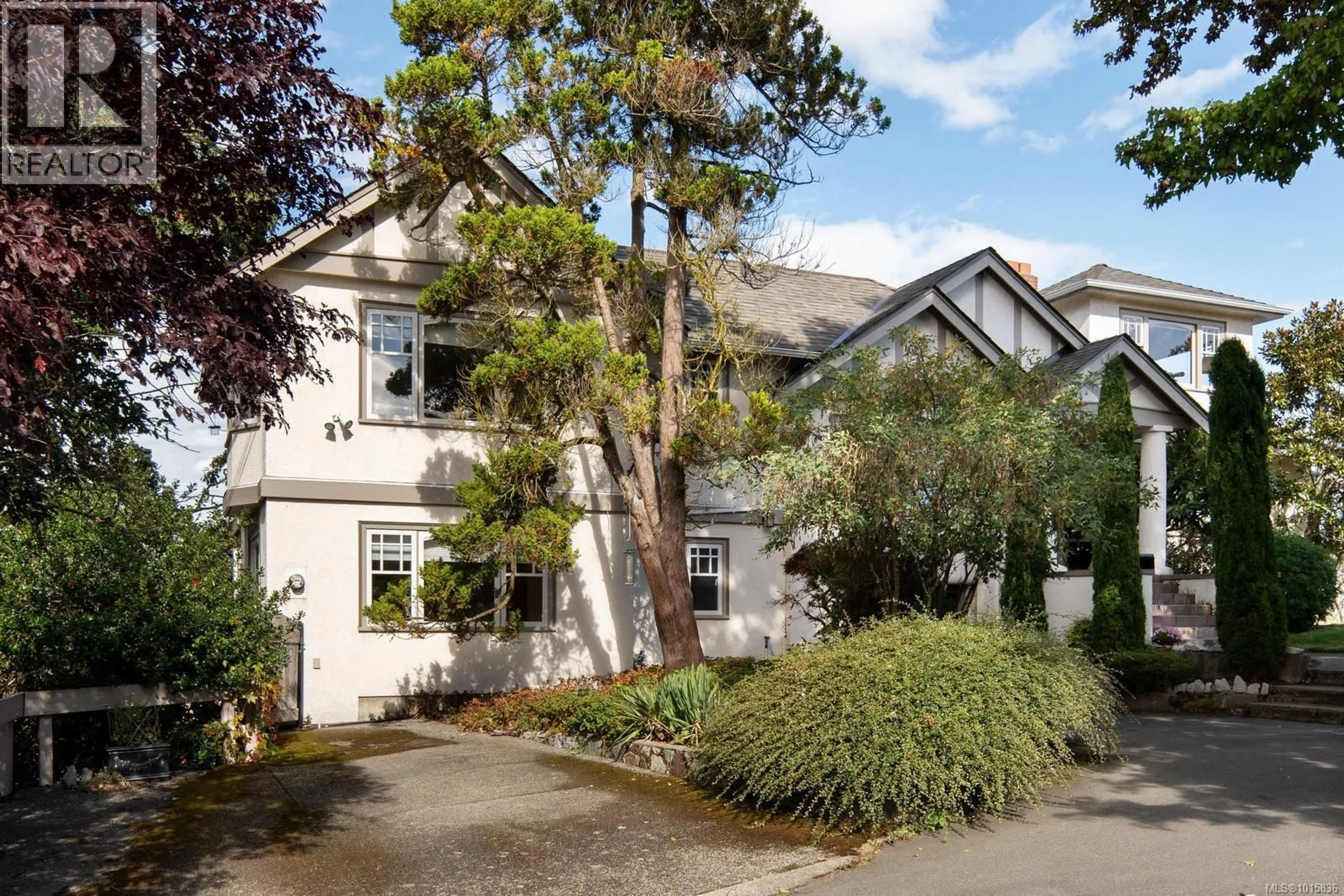 A pic from outside/outdoor area/front of a property/back of a property/a pic from drone, street for 2162 BRIGHTON AVENUE, Oak Bay British Columbia V8S2E7