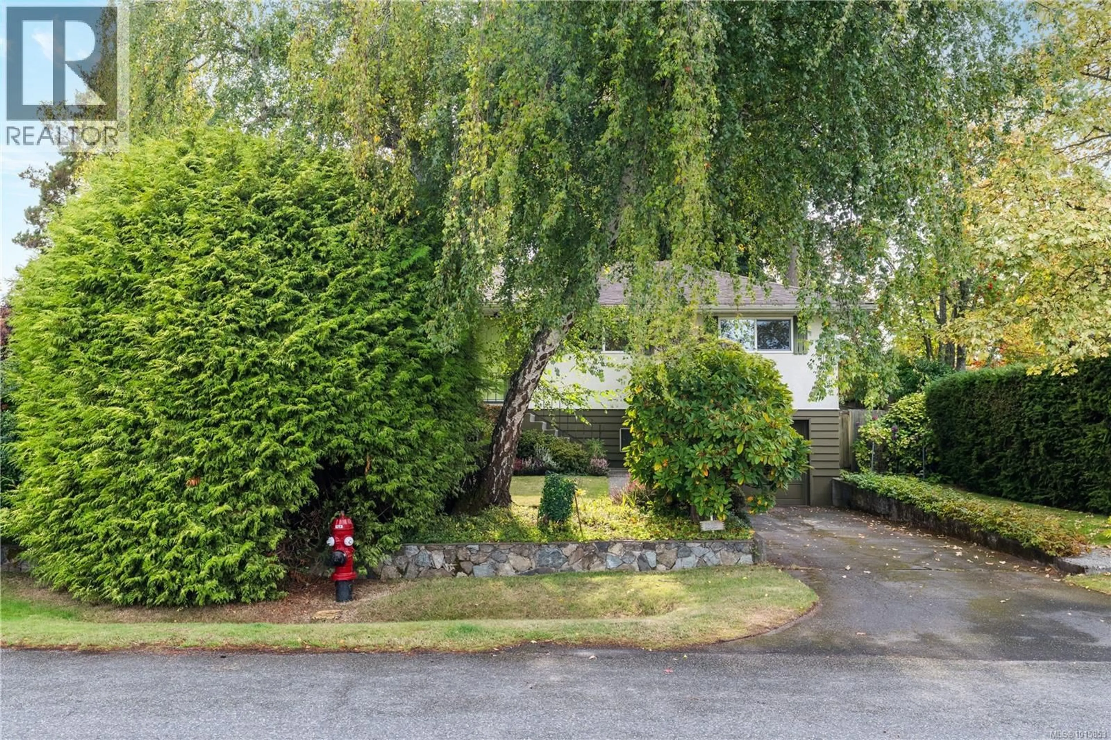 A pic from outside/outdoor area/front of a property/back of a property/a pic from drone, street for 1835 DUNNETT CRESCENT, Saanich British Columbia V8N2P4