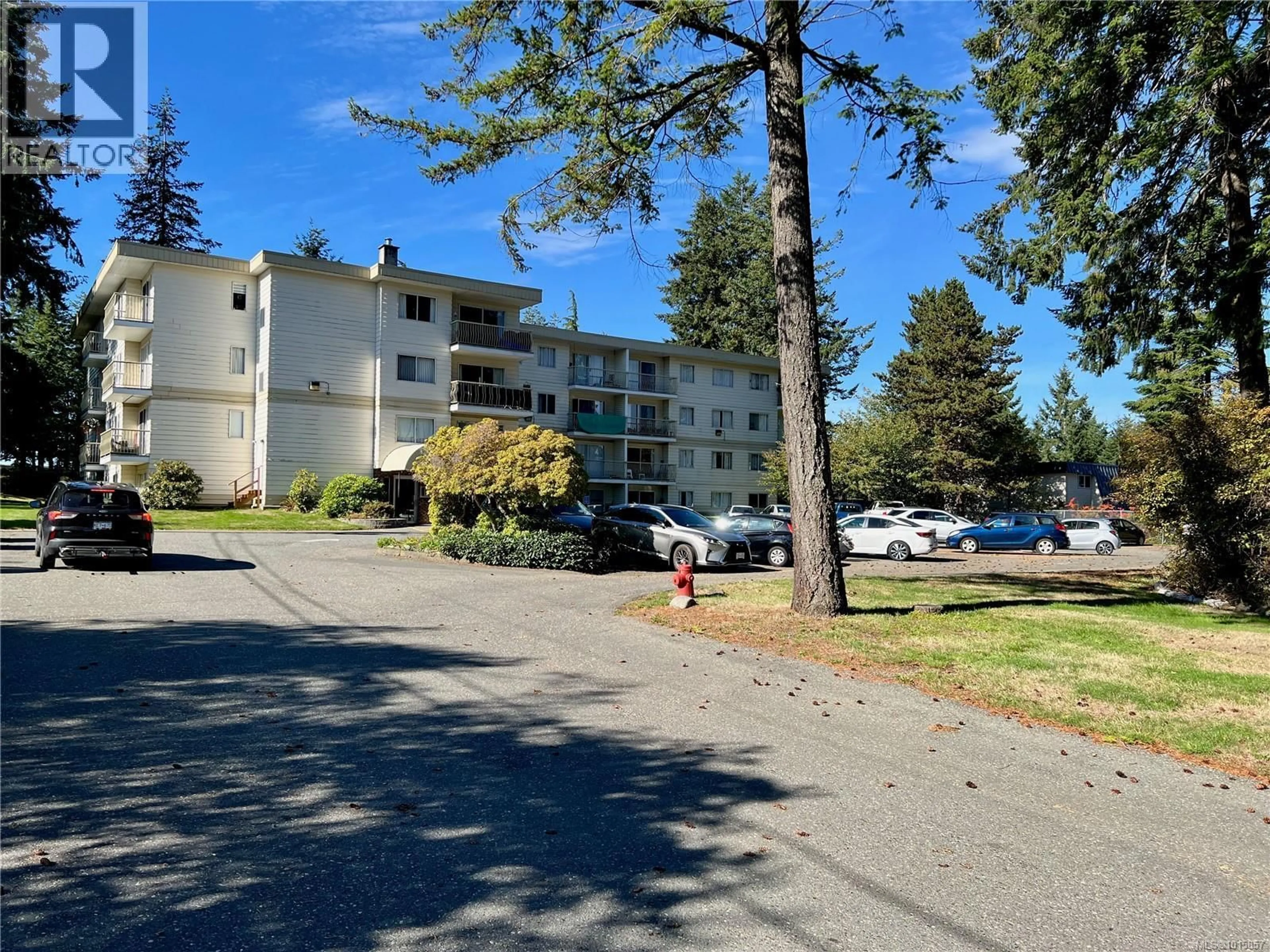 A pic from outside/outdoor area/front of a property/back of a property/a pic from drone, unknown for 303 - 322 BIRCH STREET, Campbell River British Columbia V9W2S6