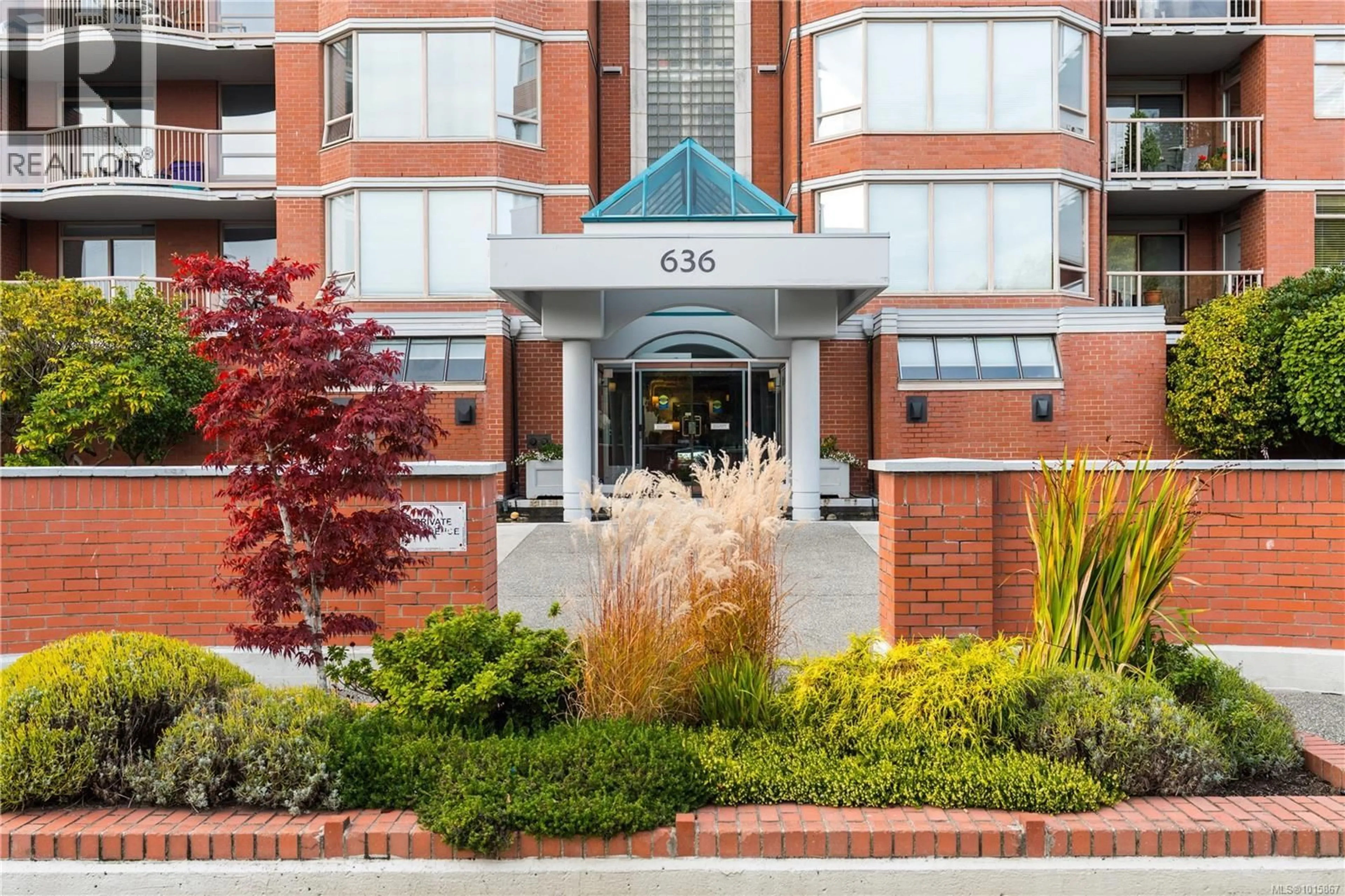 Indoor foyer for 203 - 636 MONTREAL STREET, Victoria British Columbia V8V4Y1