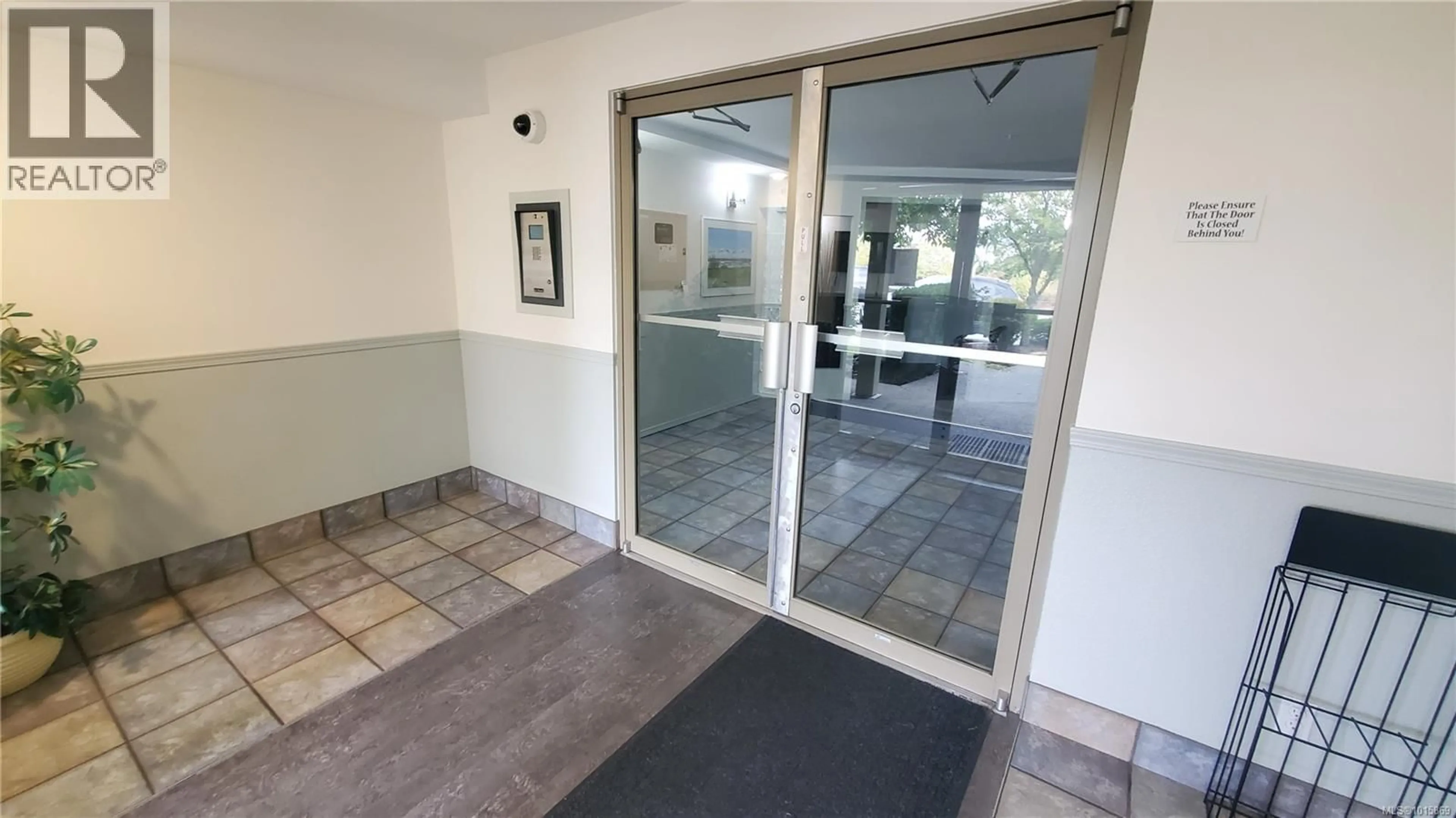 Indoor foyer for 318 - 4971 SONGBIRD PLACE, Nanaimo British Columbia V9T6L1