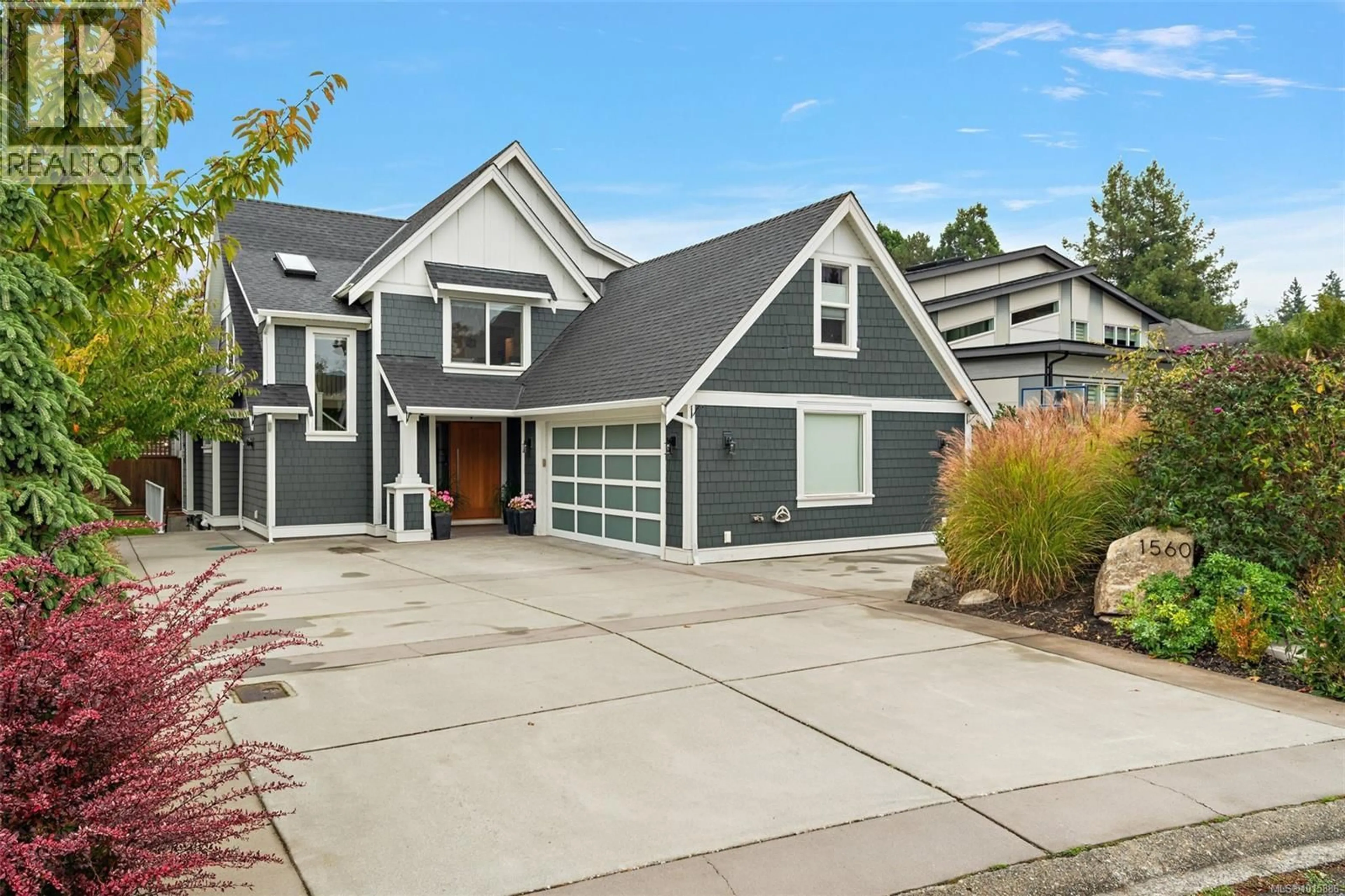 Home with vinyl exterior material, street for 1560 FREMONT PLACE, Saanich British Columbia V8N4Y5