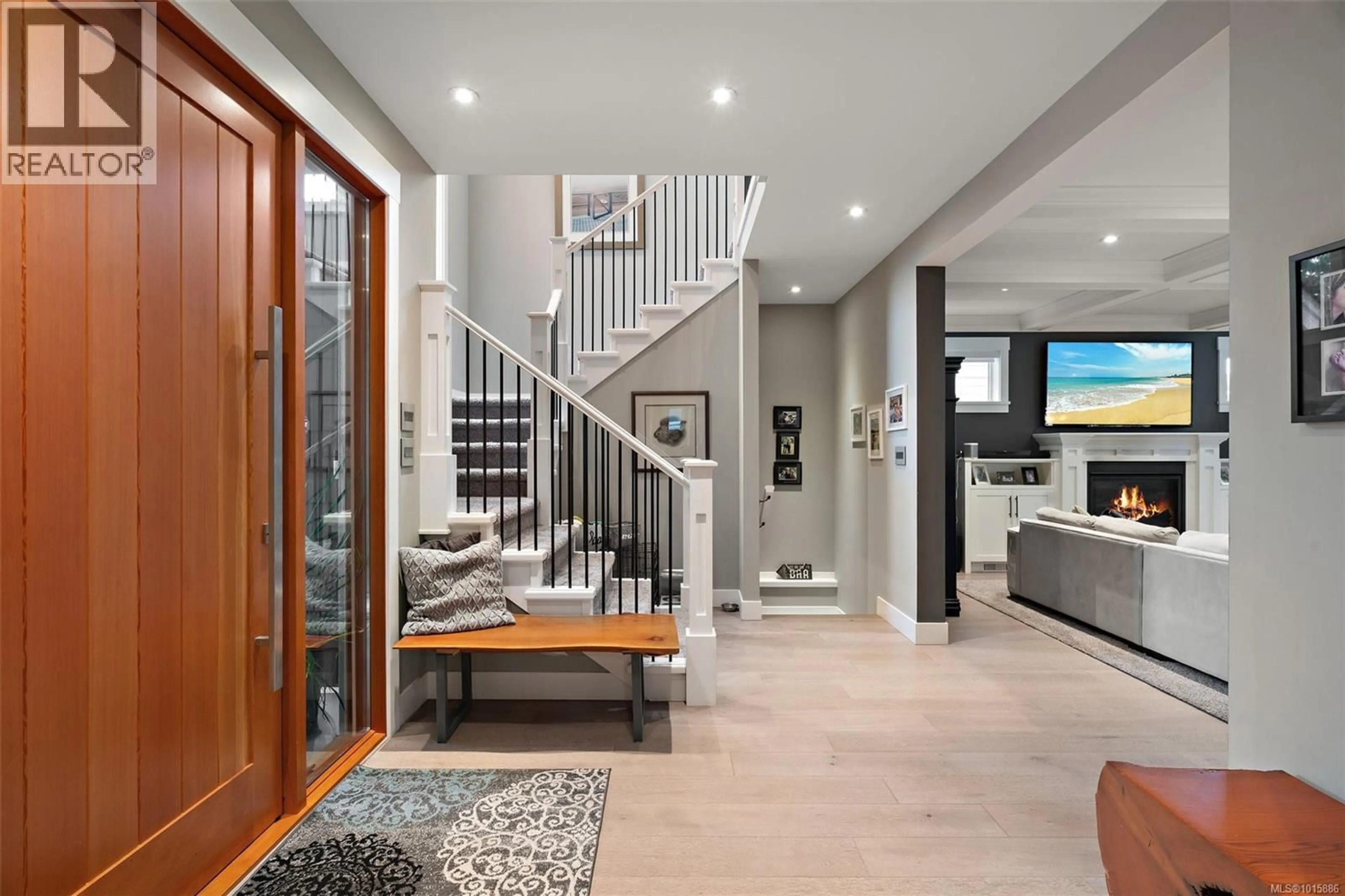 Indoor entryway for 1560 FREMONT PLACE, Saanich British Columbia V8N4Y5