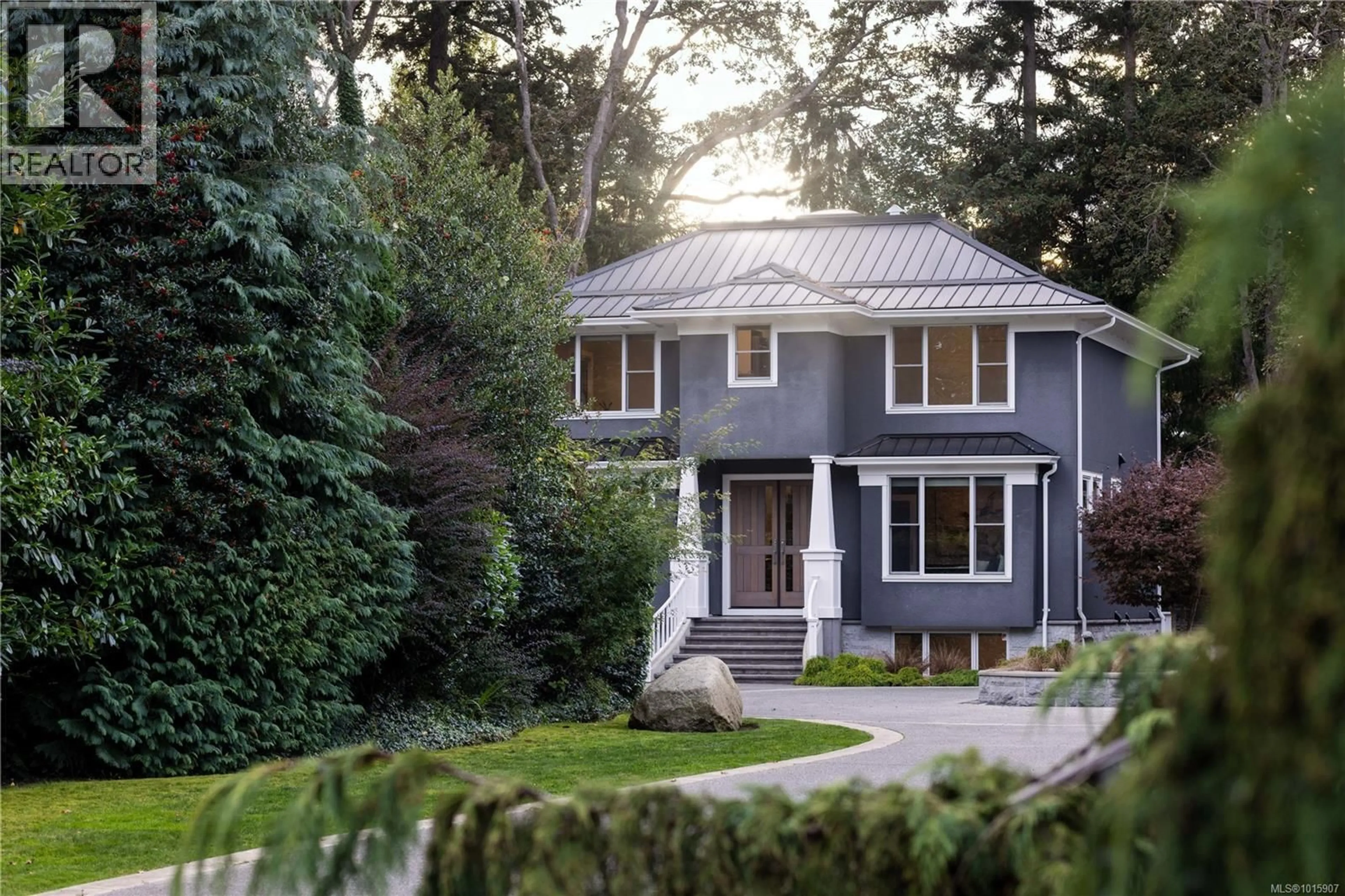 Home with vinyl exterior material, street for 1198 HEWLETT PLACE, Oak Bay British Columbia V8S4P7