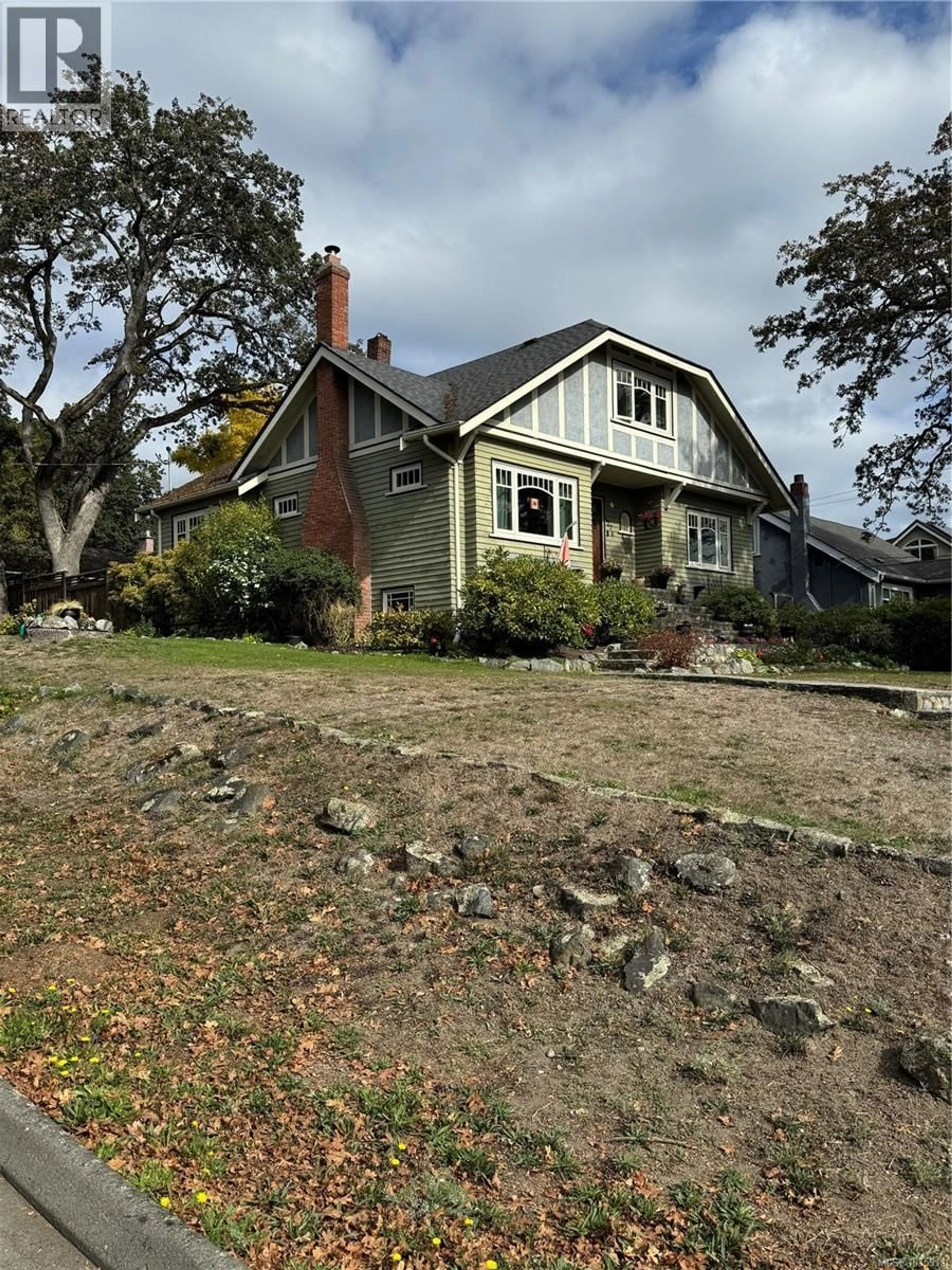 A pic from outside/outdoor area/front of a property/back of a property/a pic from drone, street for 1276 VISTA HEIGHTS, Victoria British Columbia V8T2J1