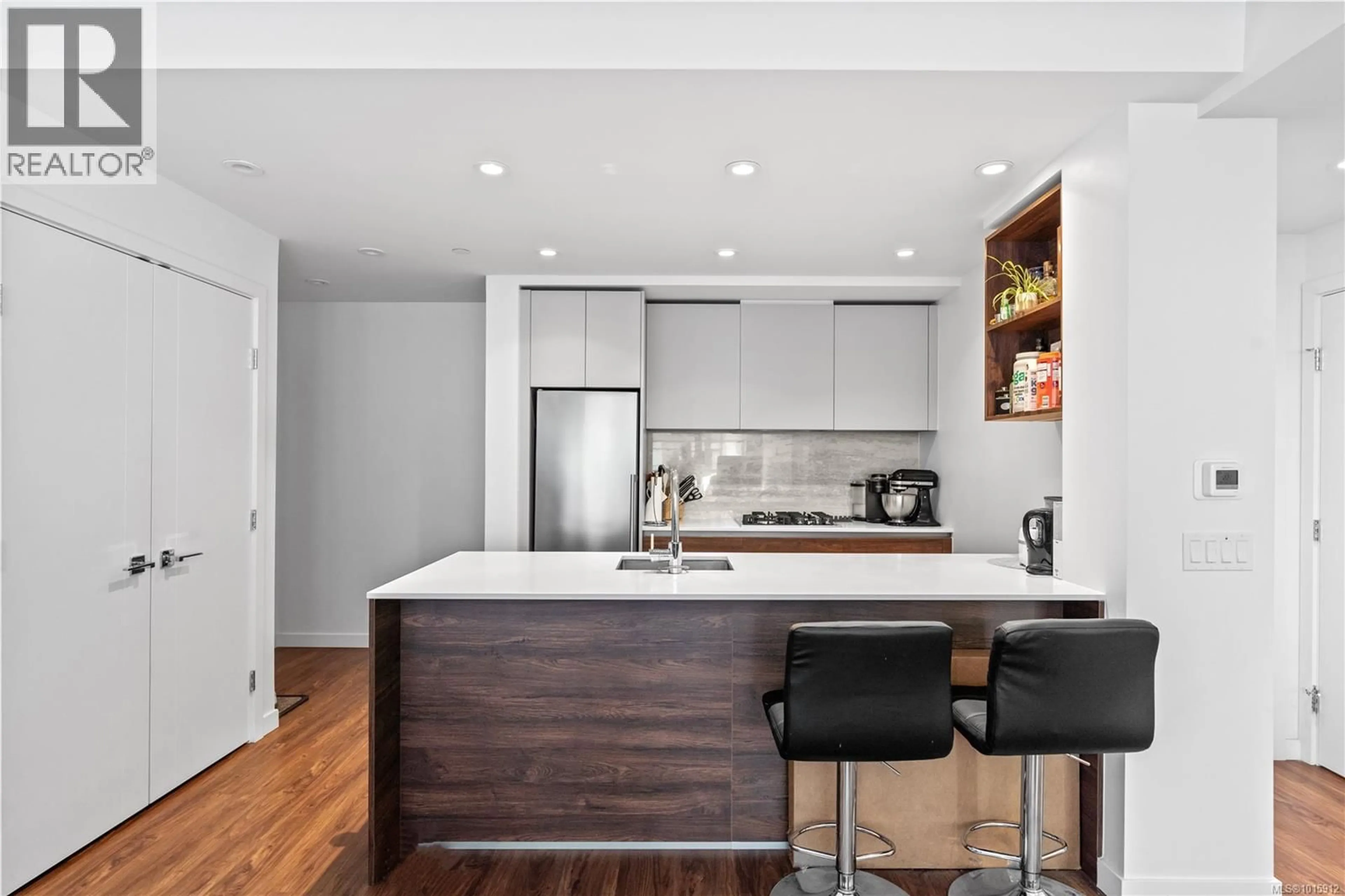 Contemporary kitchen, unknown for 504 - 369 TYEE ROAD, Victoria British Columbia V9A0B6