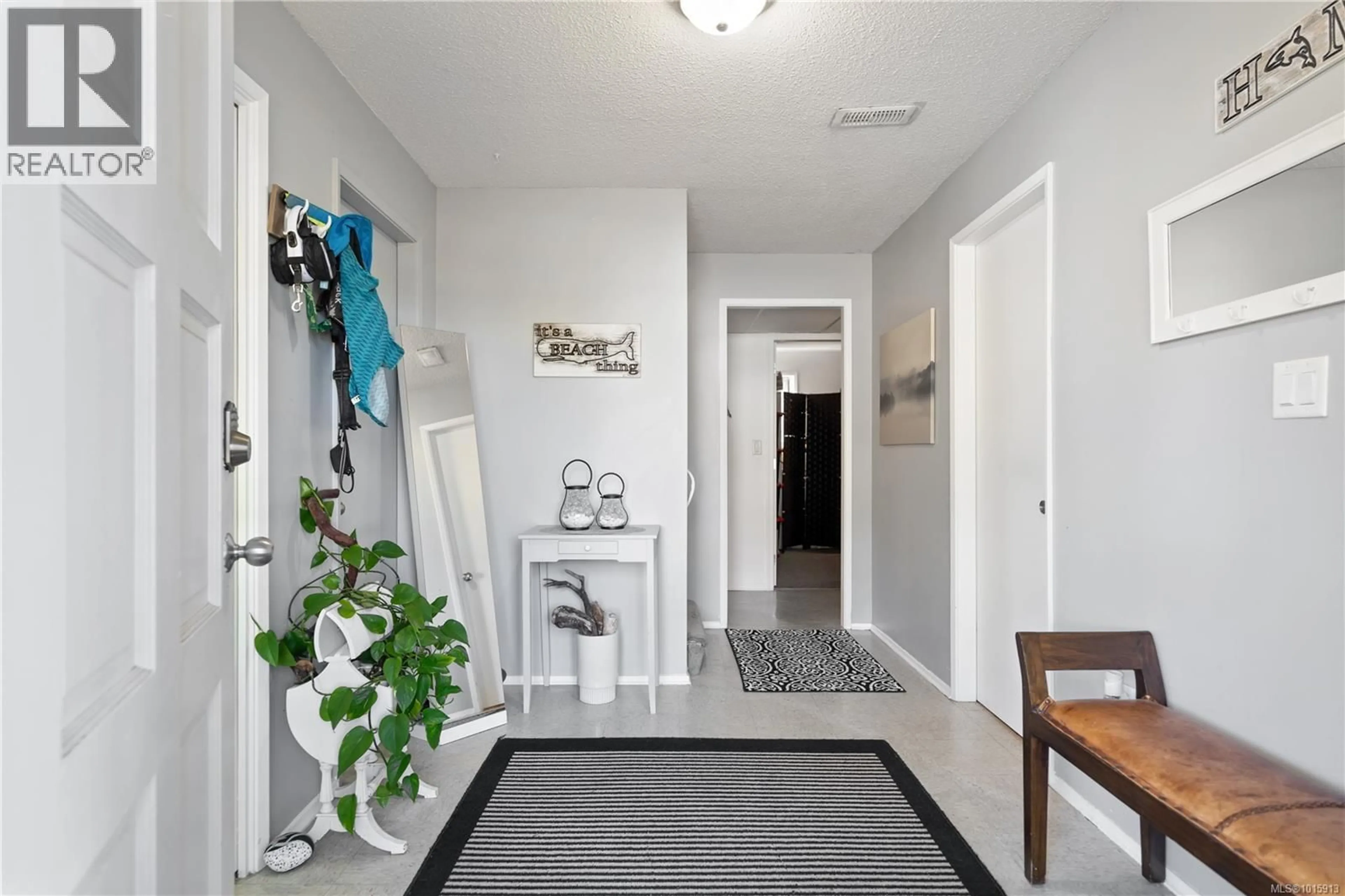 Indoor entryway for 3273 MEGAW PLACE, Saanich British Columbia V8P5J7