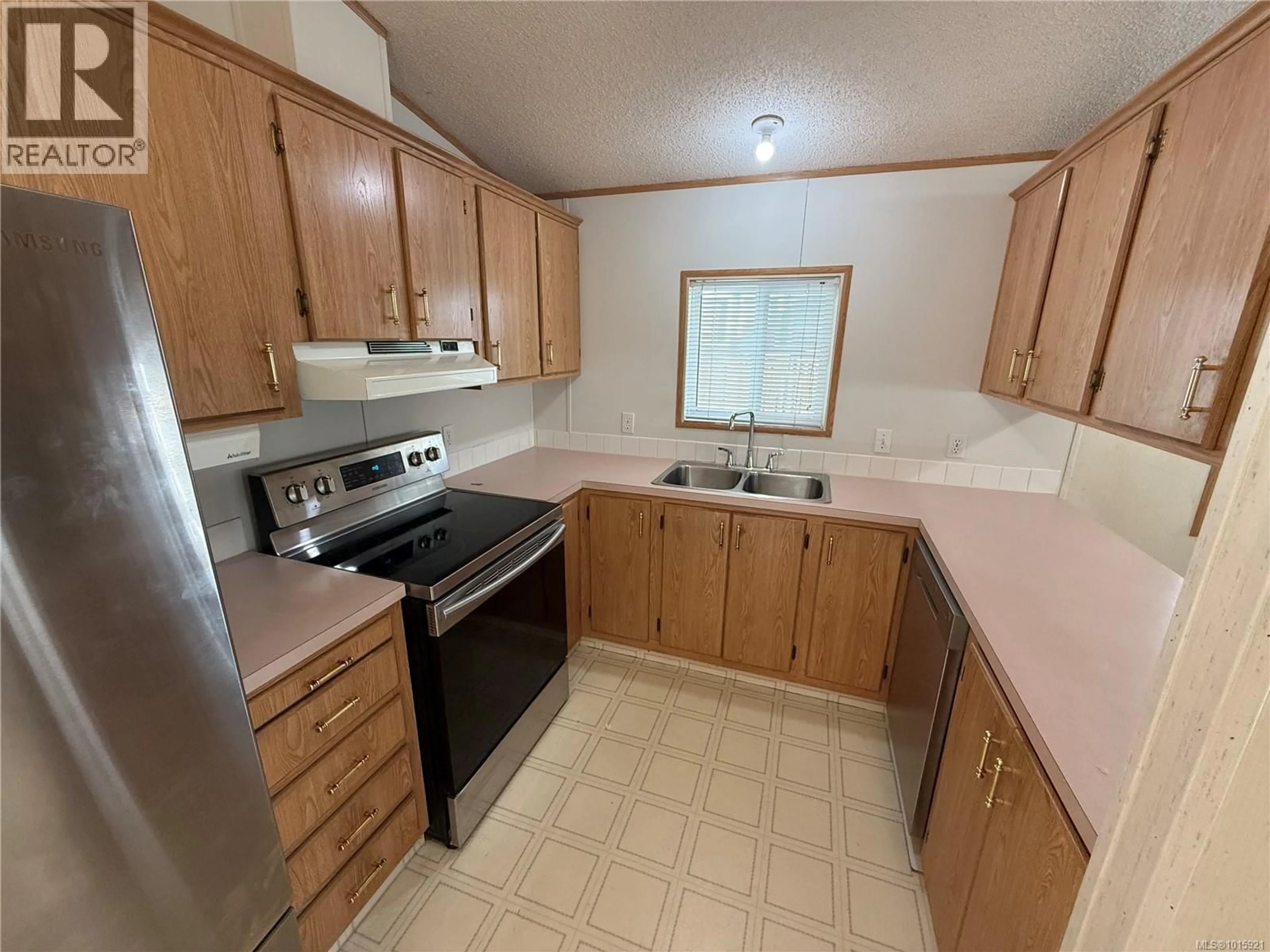 Standard kitchen, unknown for 130 - 25 MAKI ROAD, Nanaimo British Columbia V9R6N3
