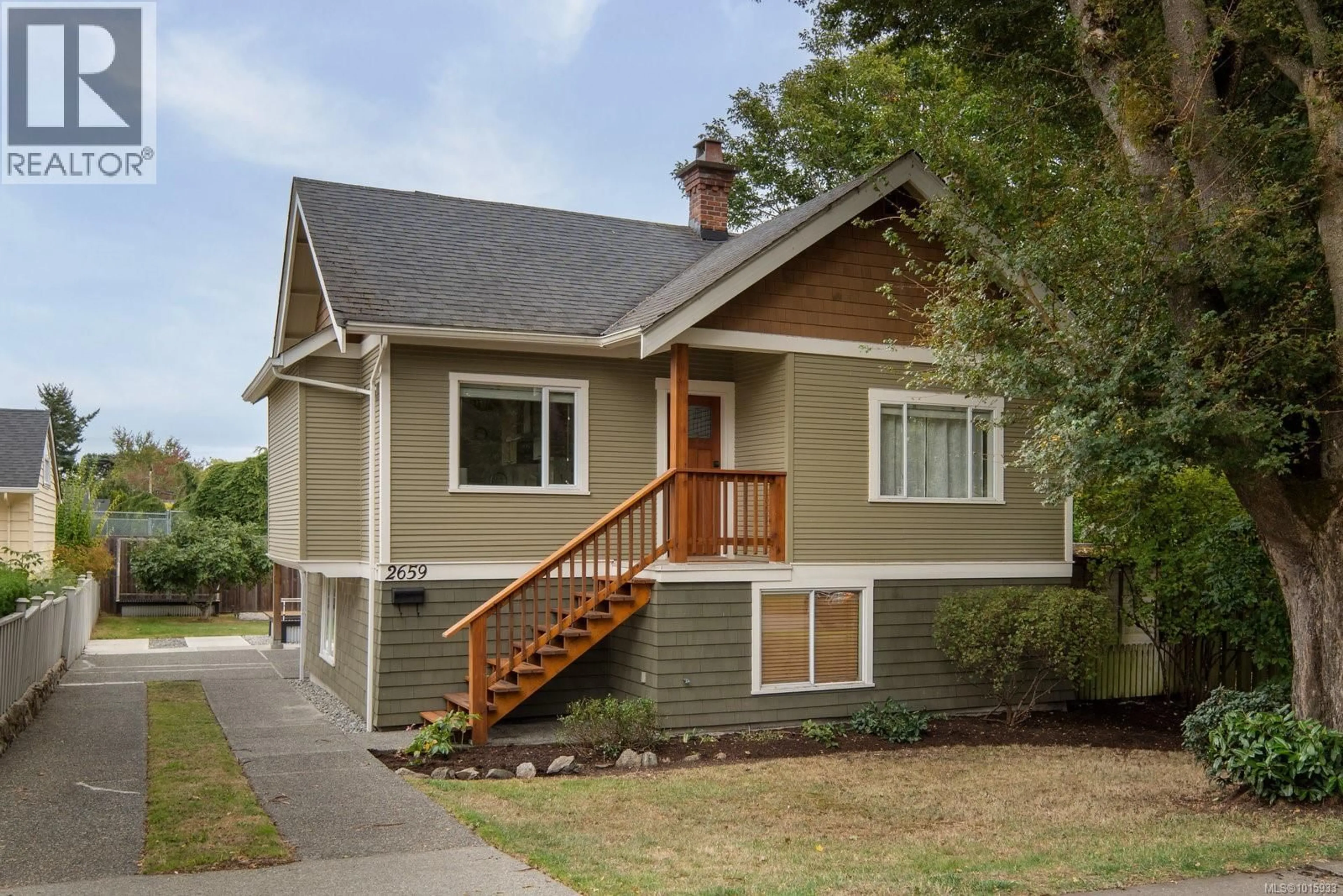 Home with vinyl exterior material, street for 2659 VICTOR STREET, Victoria British Columbia V8R4E3