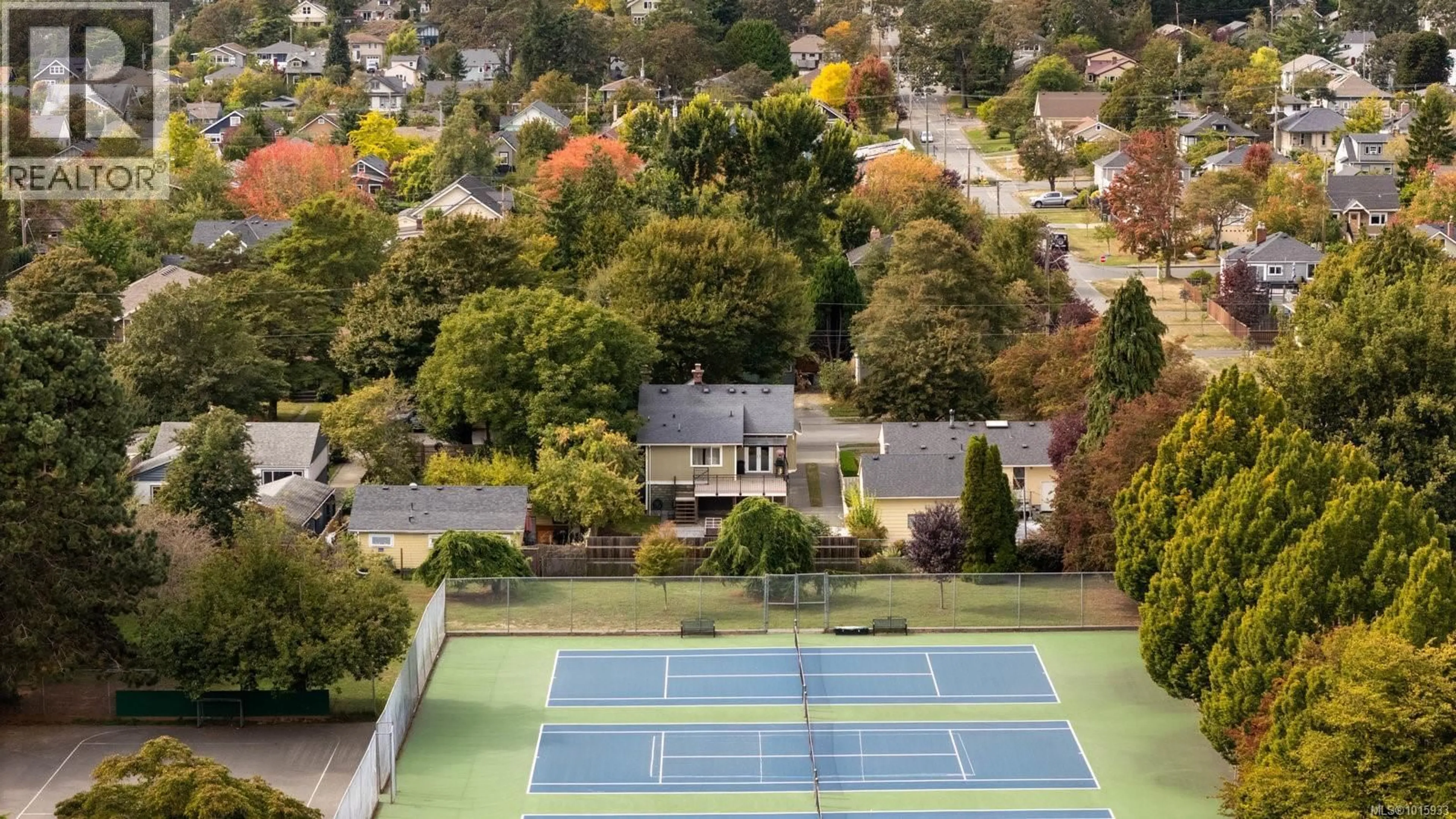 A pic from outside/outdoor area/front of a property/back of a property/a pic from drone, unknown for 2659 VICTOR STREET, Victoria British Columbia V8R4E3