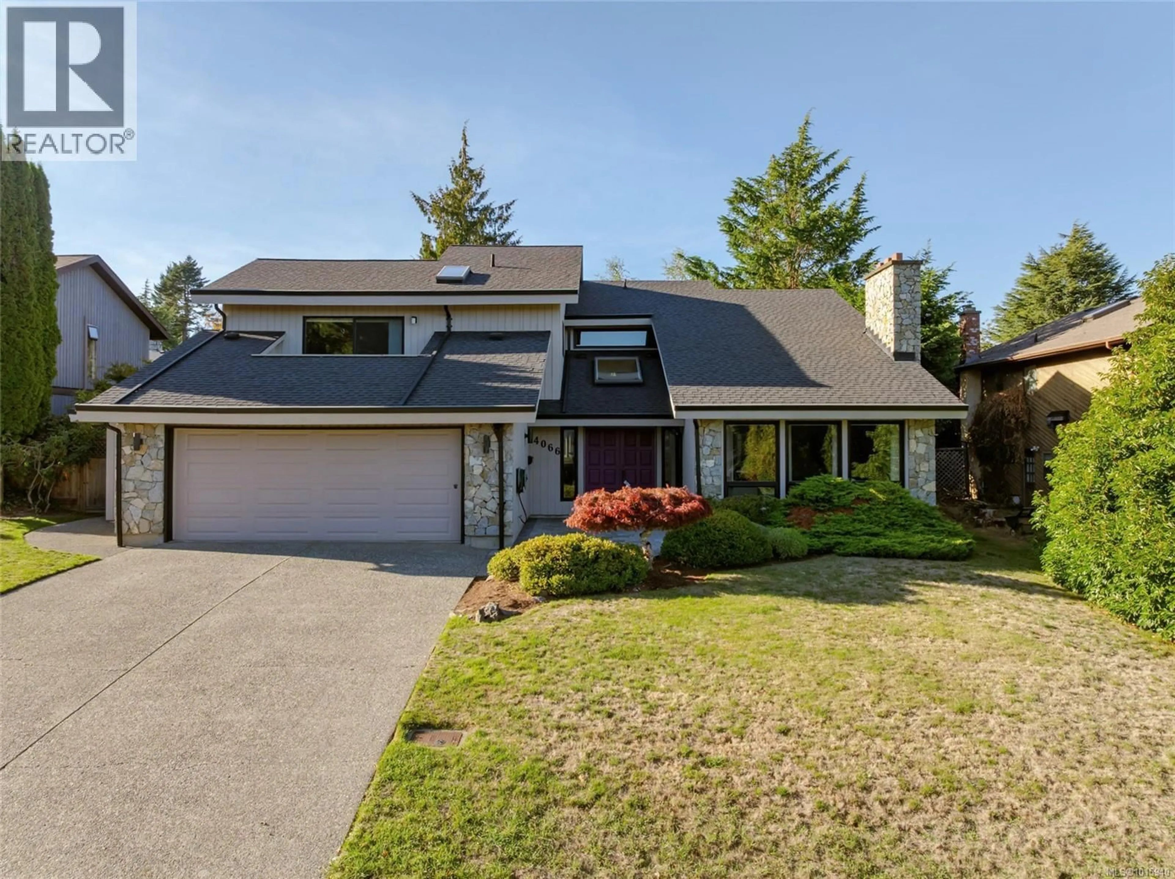 Home with vinyl exterior material, street for 4066 JASON PLACE, Saanich British Columbia V8N4T6